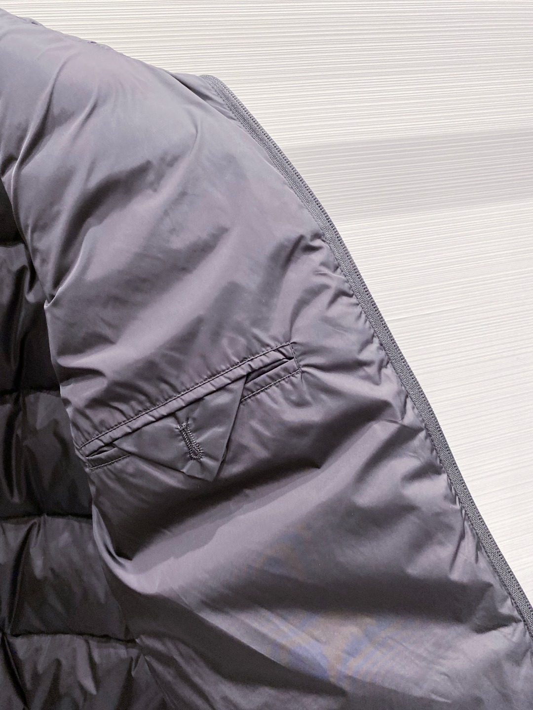 Prada 普拉达2025秋冬专柜同步新品发布，最新款羽绒服出货，全部原版购入，今年最新色，无论面料和辅