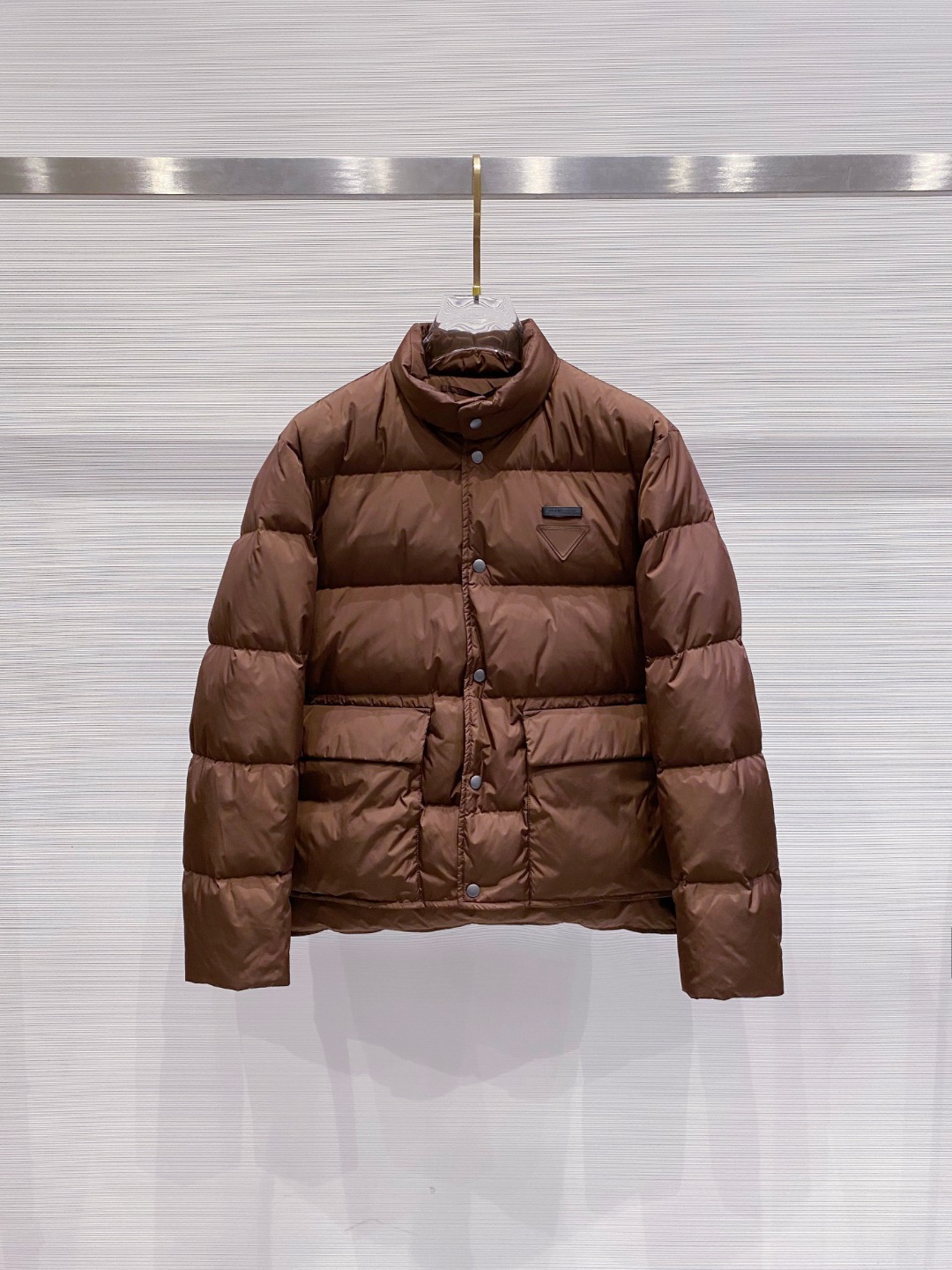 Prada 普拉达2025秋冬专柜同步新品发布，最新款羽绒服出货，全部原版购入，今年最新色，无论面料和辅