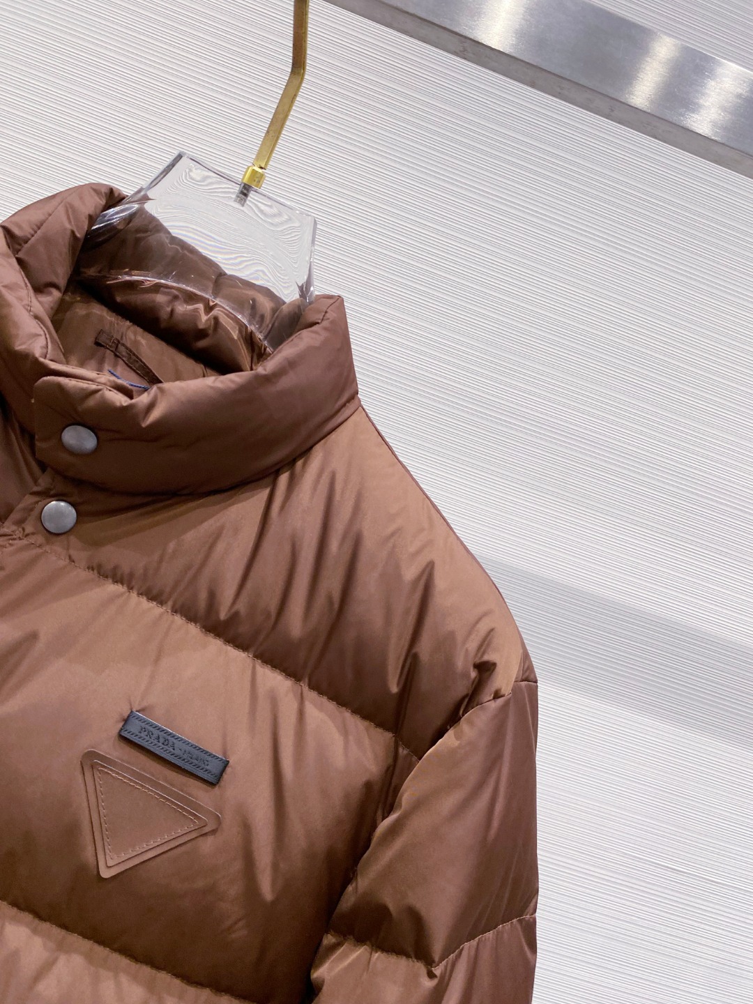 Prada 普拉达2025秋冬专柜同步新品发布，最新款羽绒服出货，全部原版购入，今年最新色，无论面料和辅