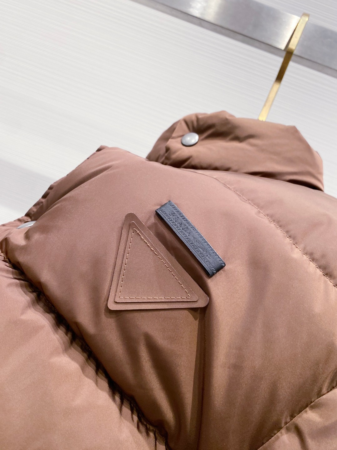 Prada 普拉达2025秋冬专柜同步新品发布，最新款羽绒服出货，全部原版购入，今年最新色，无论面料和辅