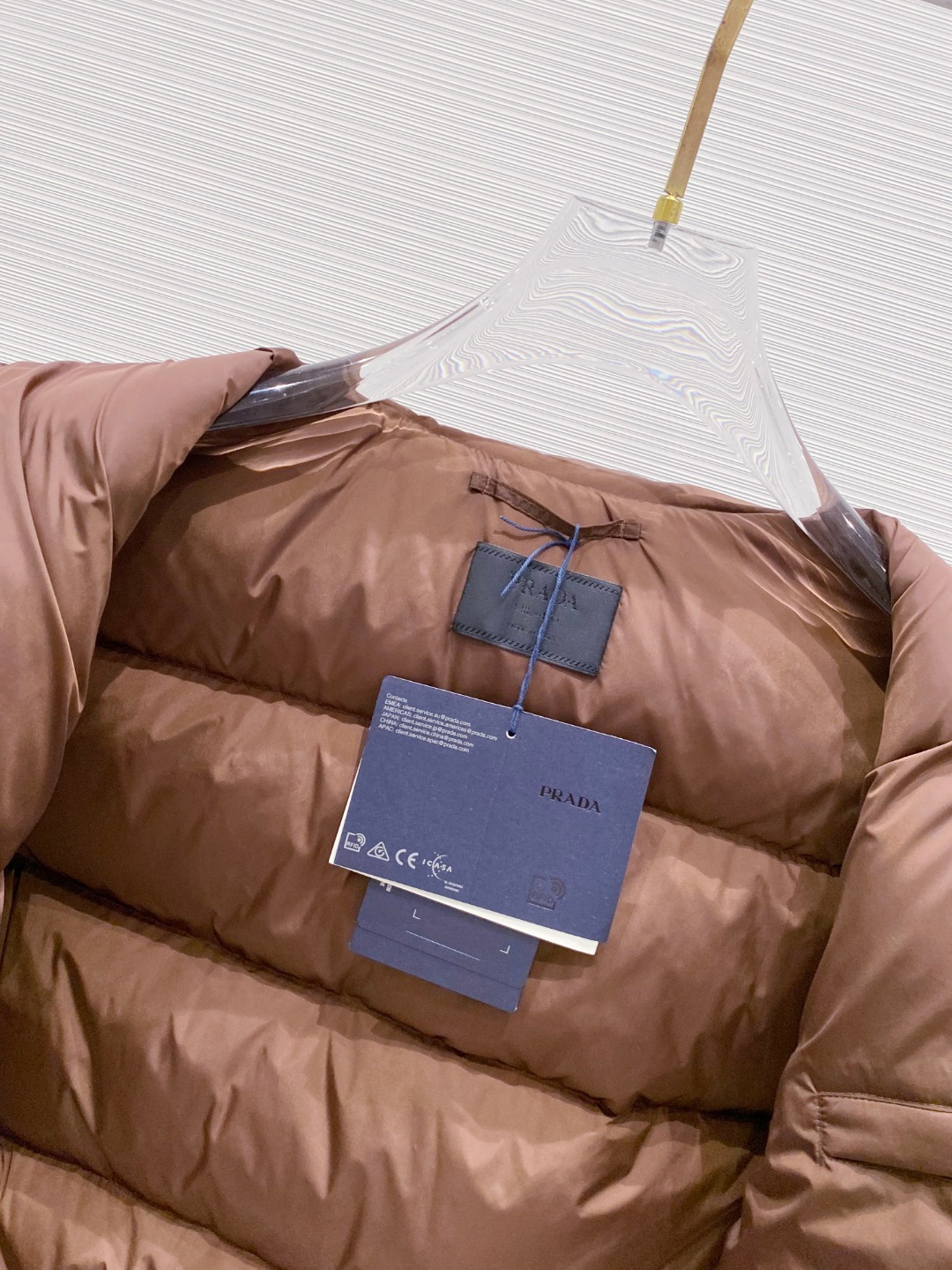 Prada 普拉达2025秋冬专柜同步新品发布，最新款羽绒服出货，全部原版购入，今年最新色，无论面料和辅