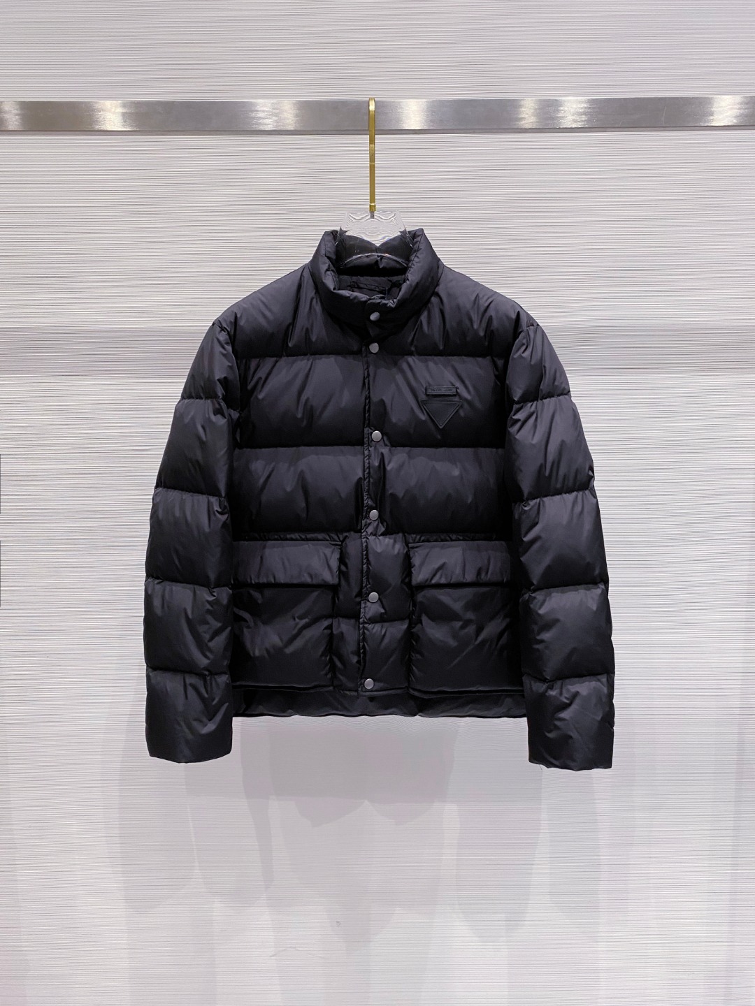 Prada 普拉达2025秋冬专柜同步新品发布，最新款羽绒服出货，全部原版购入，今年最新色，无论面料和辅