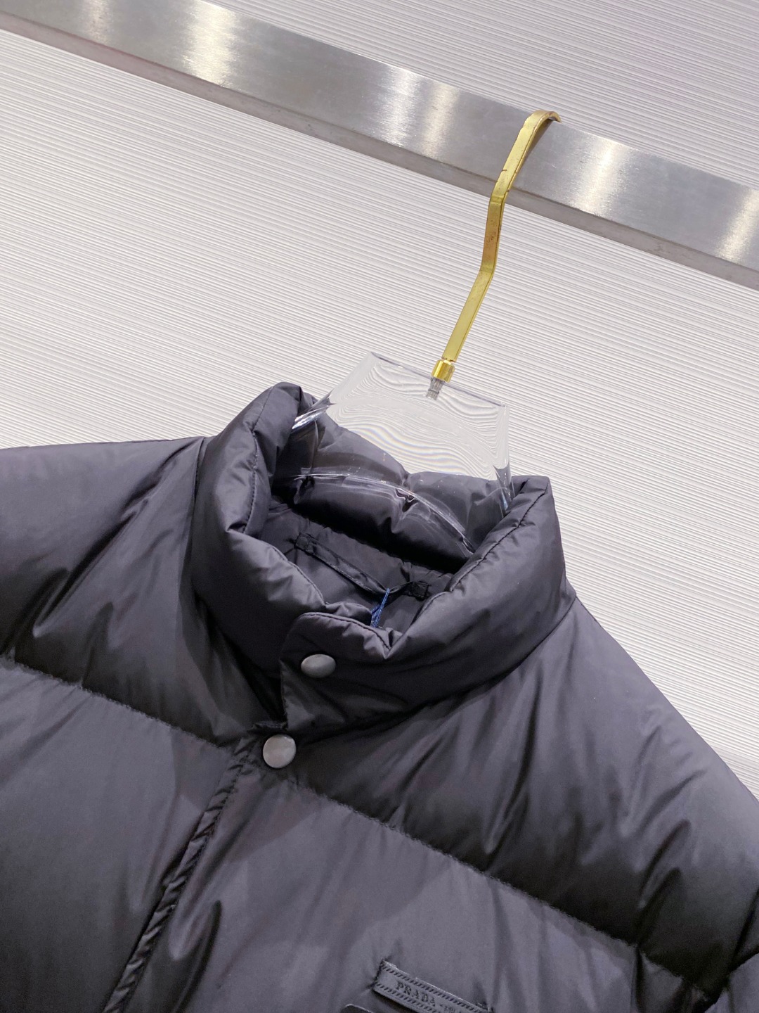 Prada 普拉达2025秋冬专柜同步新品发布，最新款羽绒服出货，全部原版购入，今年最新色，无论面料和辅