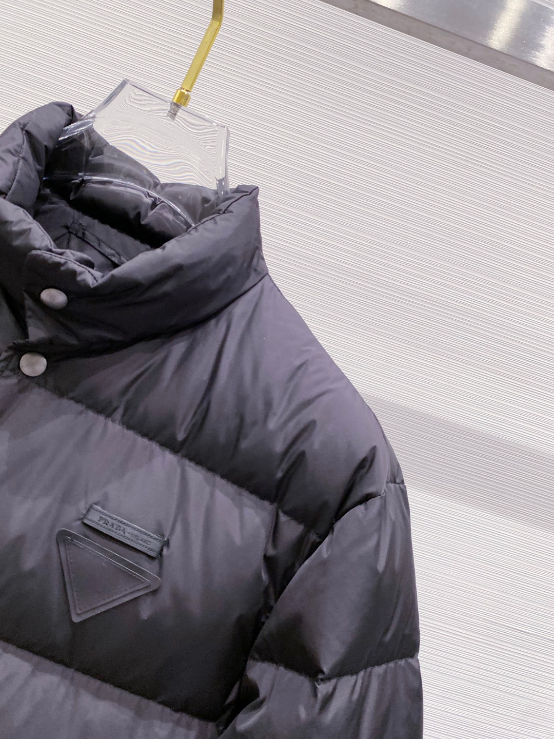Prada 普拉达2025秋冬专柜同步新品发布，最新款羽绒服出货，全部原版购入，今年最新色，无论面料和辅