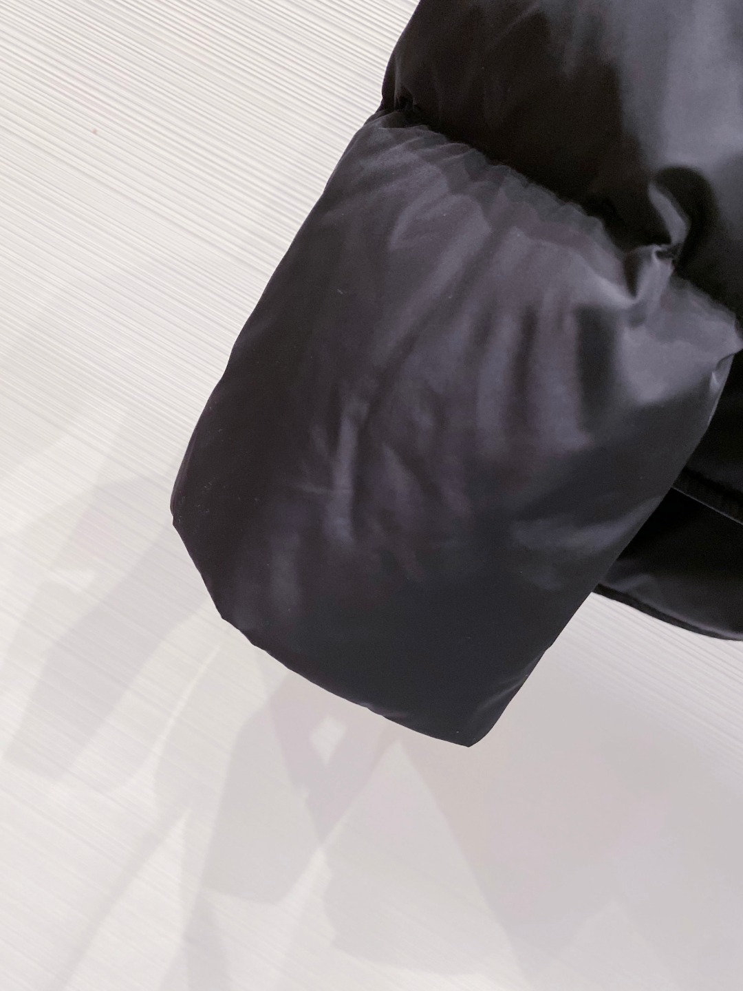 Prada 普拉达2025秋冬专柜同步新品发布，最新款羽绒服出货，全部原版购入，今年最新色，无论面料和辅