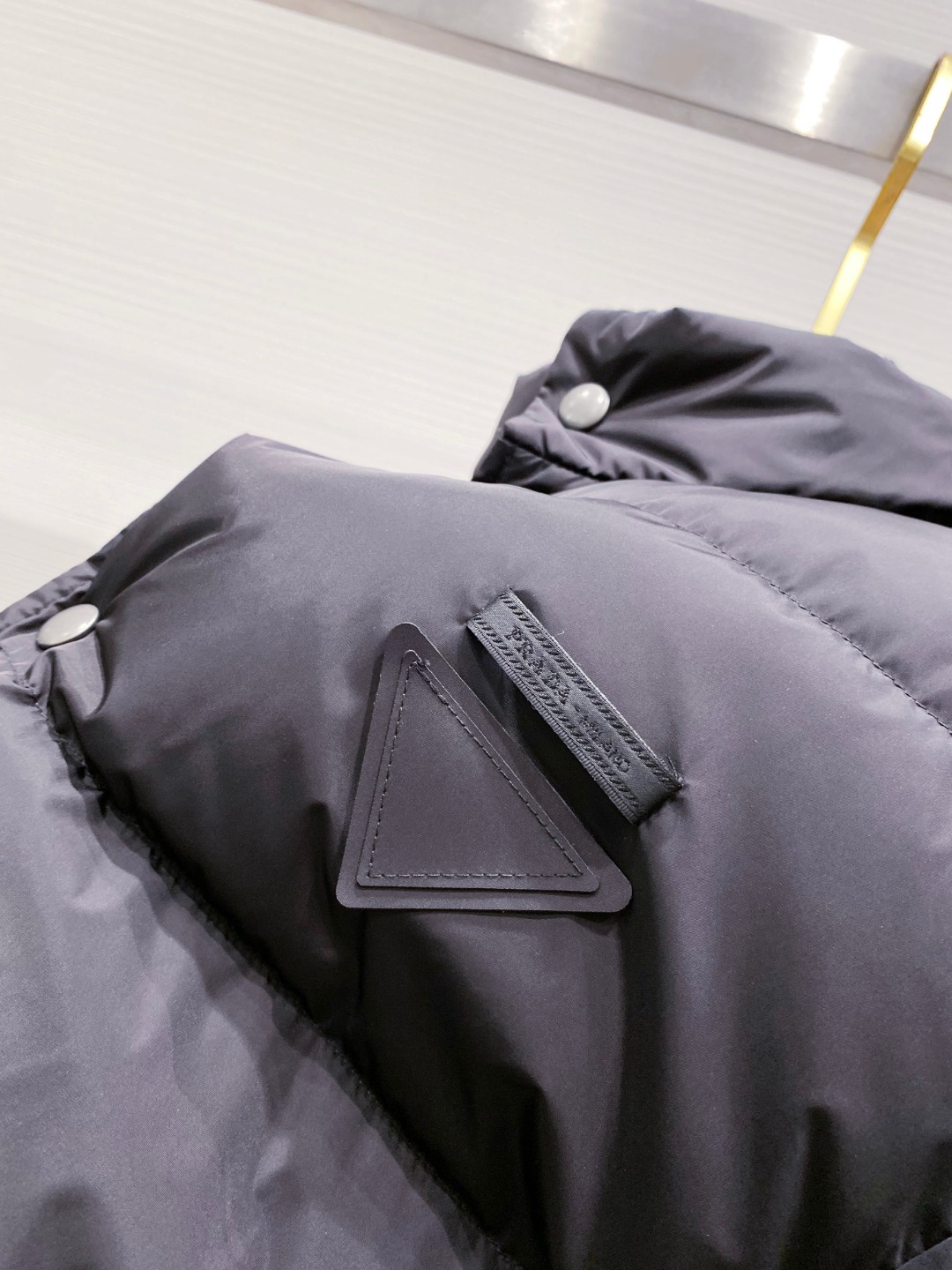 Prada 普拉达2025秋冬专柜同步新品发布，最新款羽绒服出货，全部原版购入，今年最新色，无论面料和辅