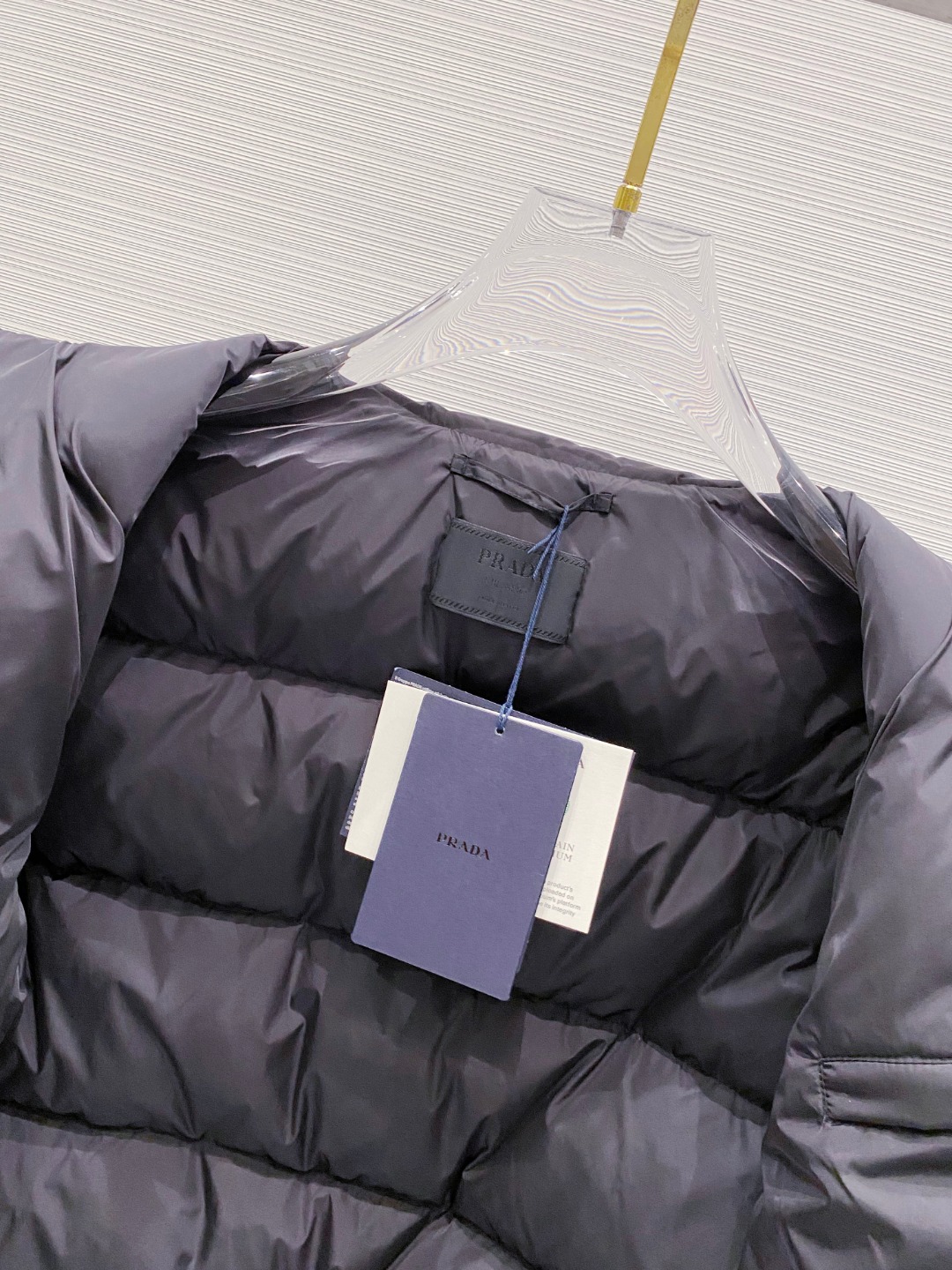 Prada 普拉达2025秋冬专柜同步新品发布，最新款羽绒服出货，全部原版购入，今年最新色，无论面料和辅