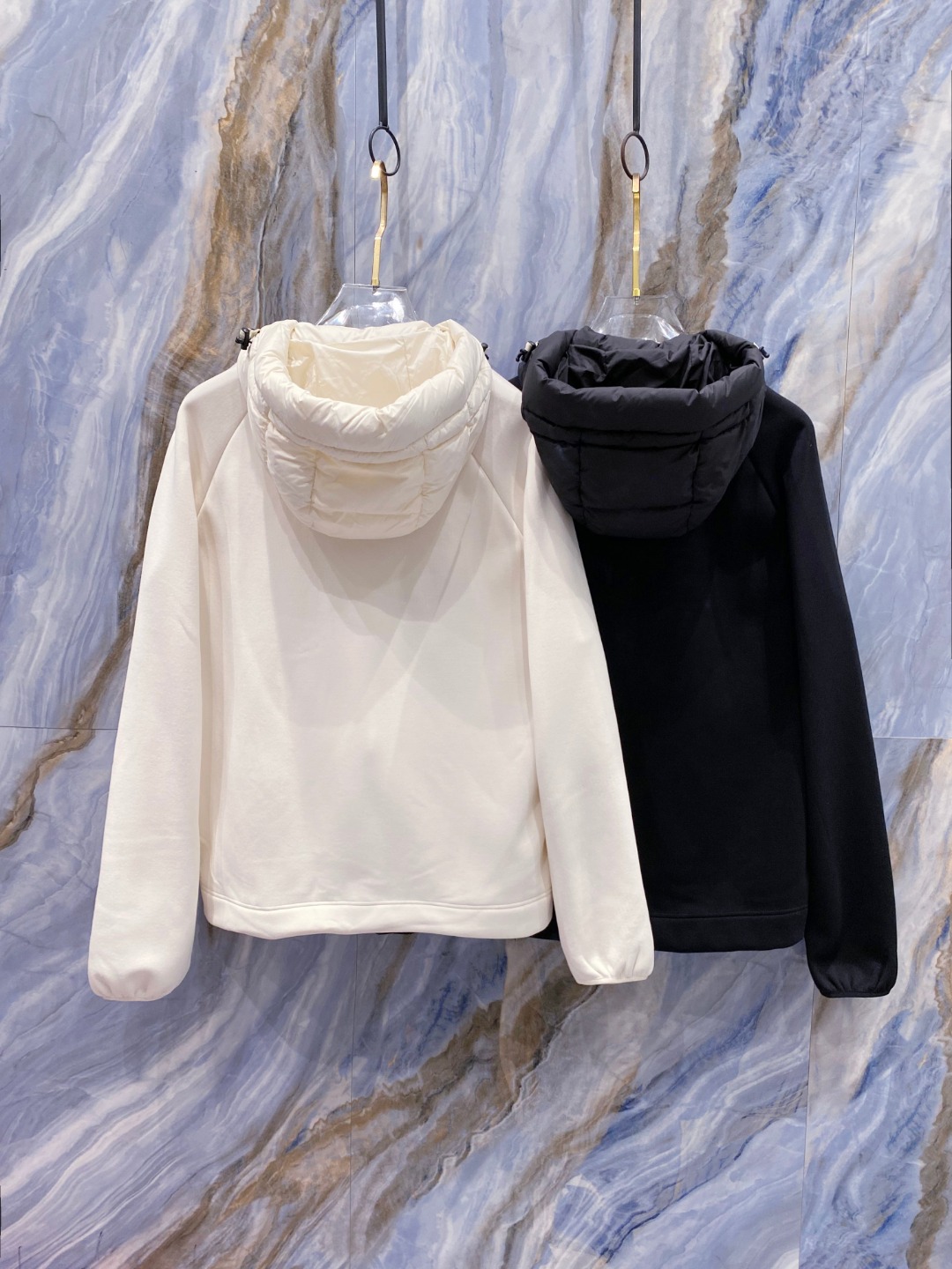 Moncler 蒙口 FW2025新款连帽拼羽绒夹克外套。经典款，一件难求。采用原版定制面料，正身充90