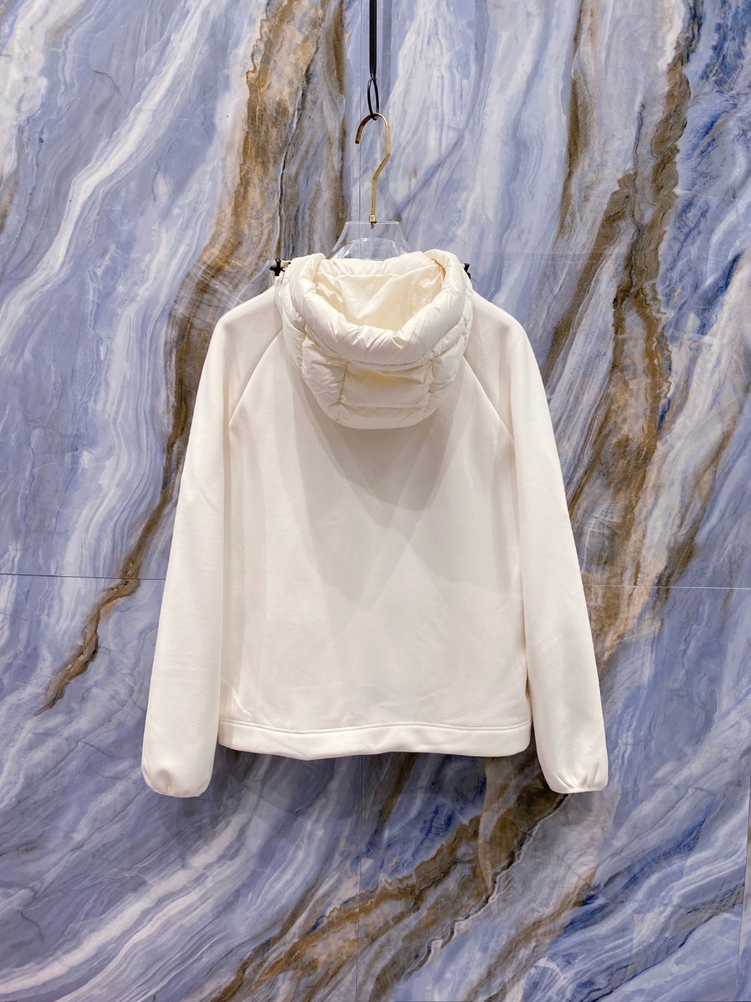 Moncler 蒙口 FW2025新款连帽拼羽绒夹克外套。经典款，一件难求。采用原版定制面料，正身充90