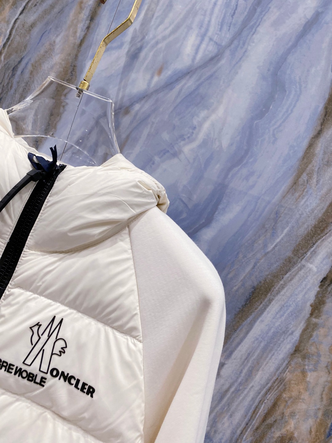 Moncler 蒙口 FW2025新款连帽拼羽绒夹克外套。经典款，一件难求。采用原版定制面料，正身充90