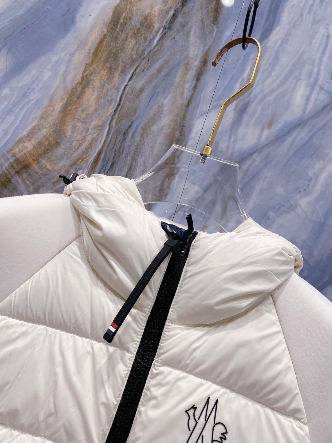 Moncler 蒙口 FW2025新款连帽拼羽绒夹克外套。经典款，一件难求。采用原版定制面料，正身充90