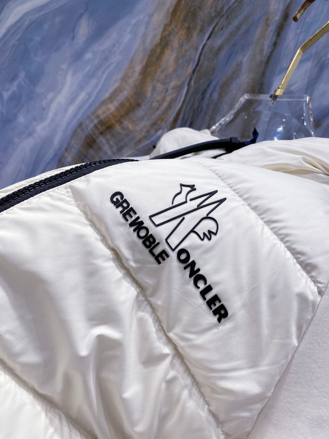 Moncler 蒙口 FW2025新款连帽拼羽绒夹克外套。经典款，一件难求。采用原版定制面料，正身充90