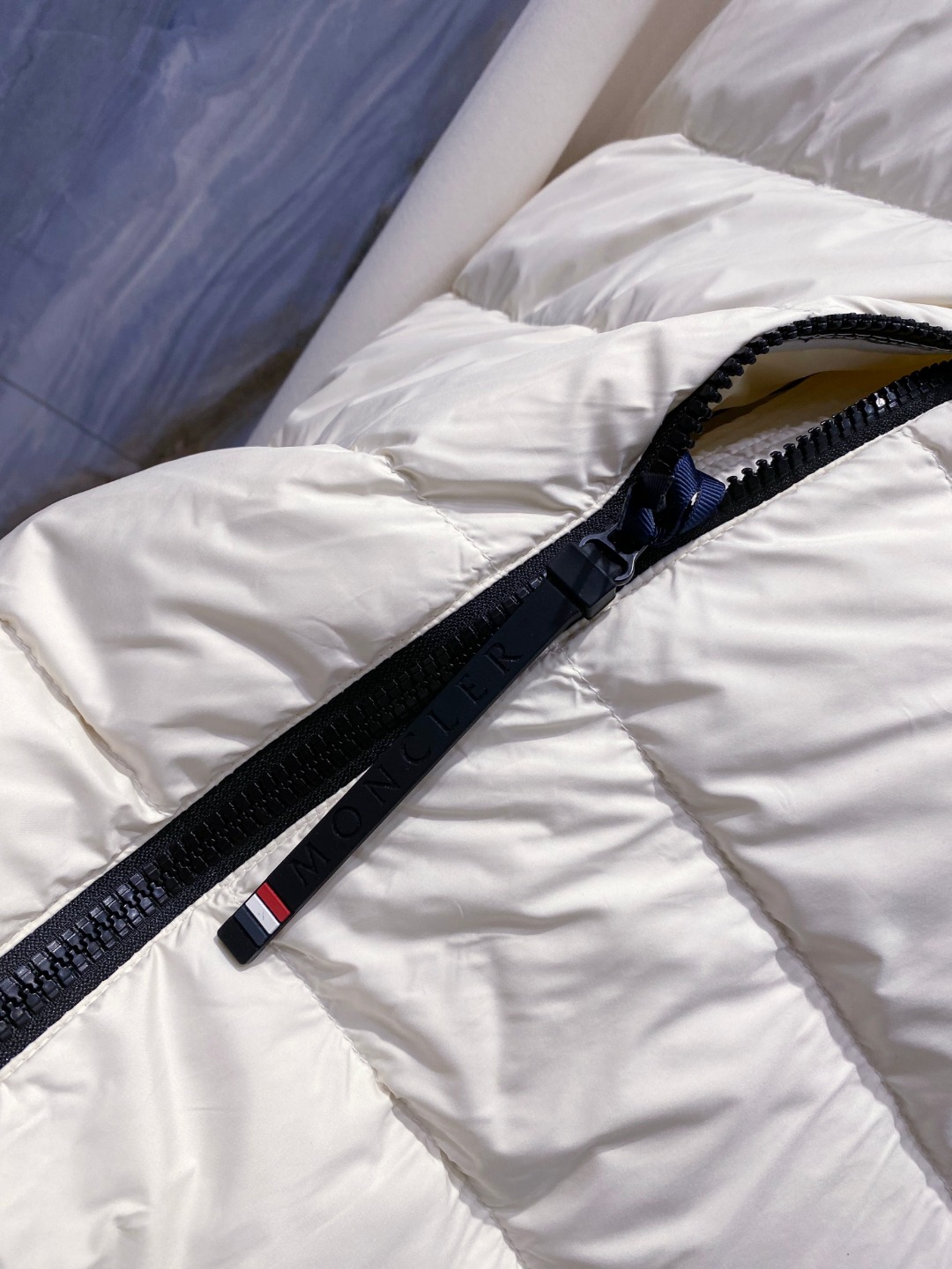 Moncler 蒙口 FW2025新款连帽拼羽绒夹克外套。经典款，一件难求。采用原版定制面料，正身充90