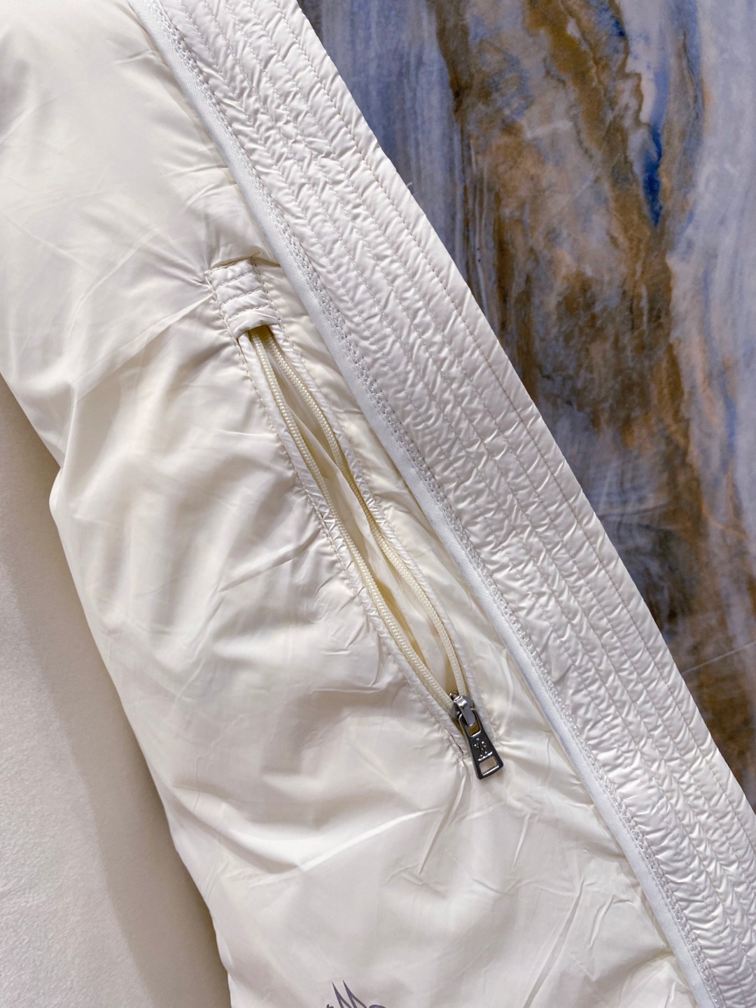 Moncler 蒙口 FW2025新款连帽拼羽绒夹克外套。经典款，一件难求。采用原版定制面料，正身充90