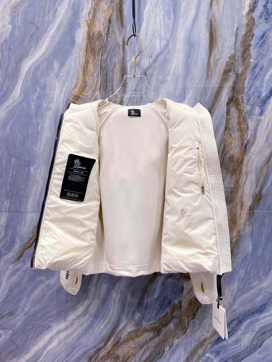 Moncler 蒙口 FW2025新款连帽拼羽绒夹克外套。经典款，一件难求。采用原版定制面料，正身充90