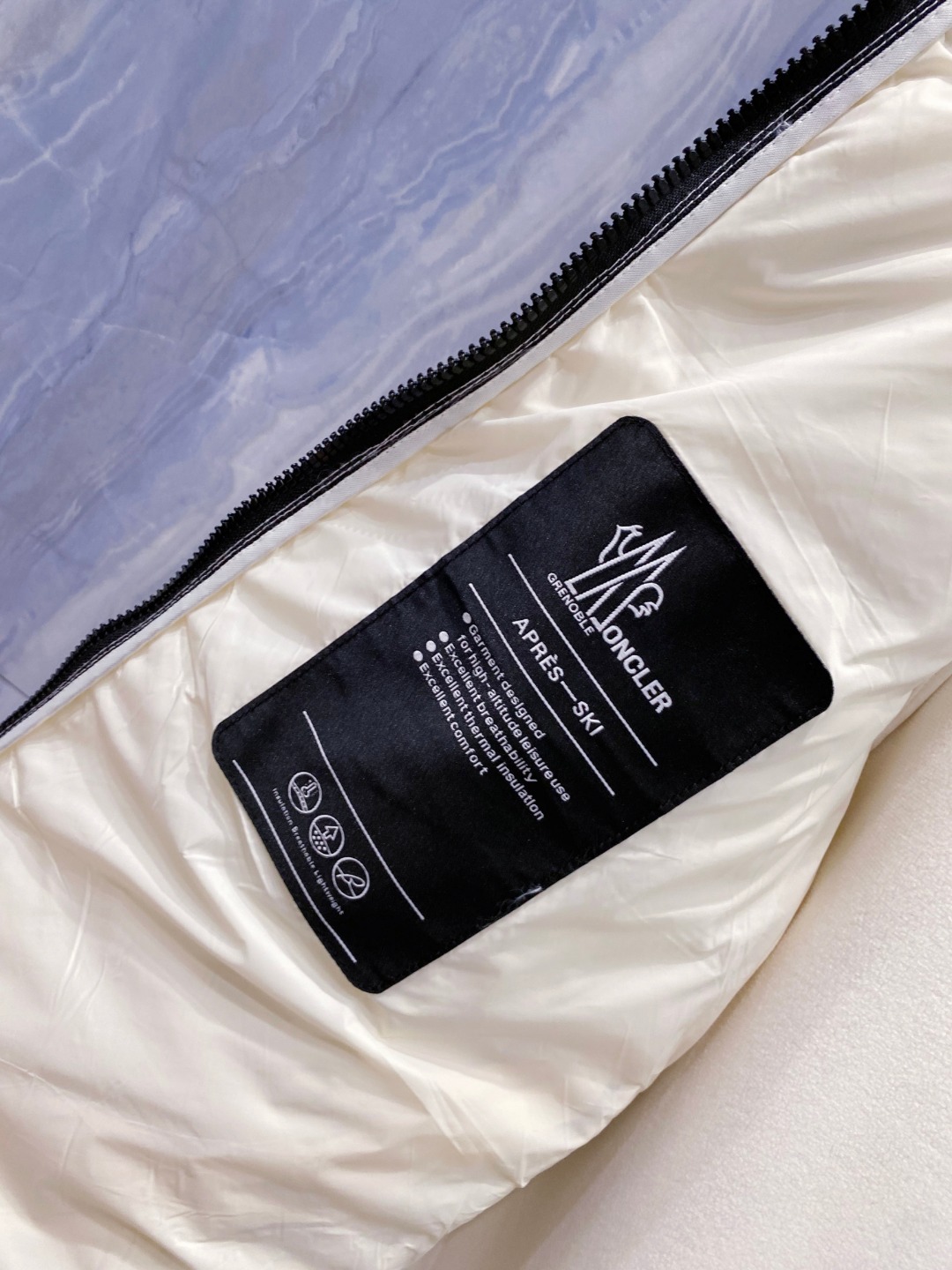 Moncler 蒙口 FW2025新款连帽拼羽绒夹克外套。经典款，一件难求。采用原版定制面料，正身充90