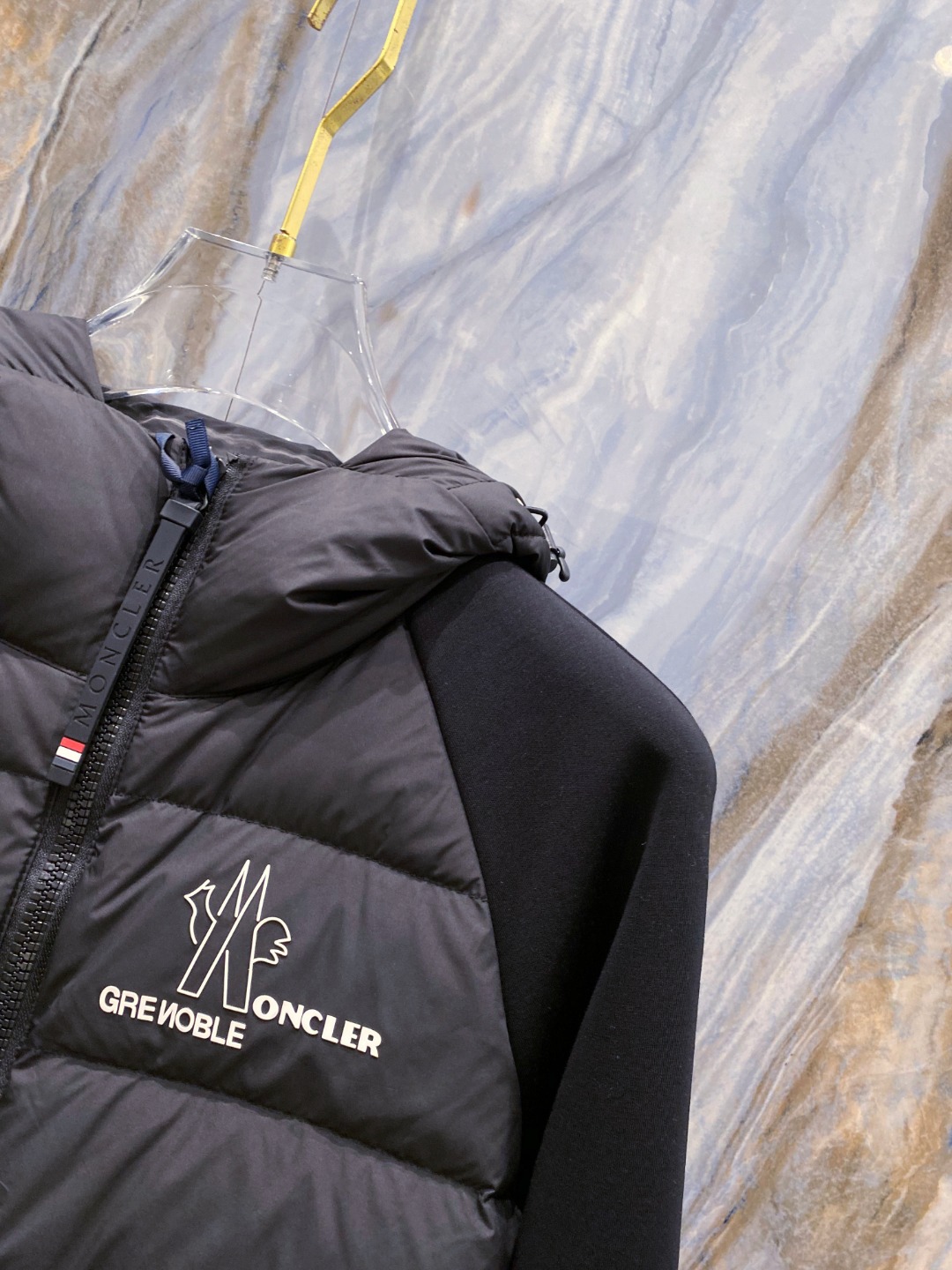 Moncler 蒙口 FW2025新款连帽拼羽绒夹克外套。经典款，一件难求。采用原版定制面料，正身充90