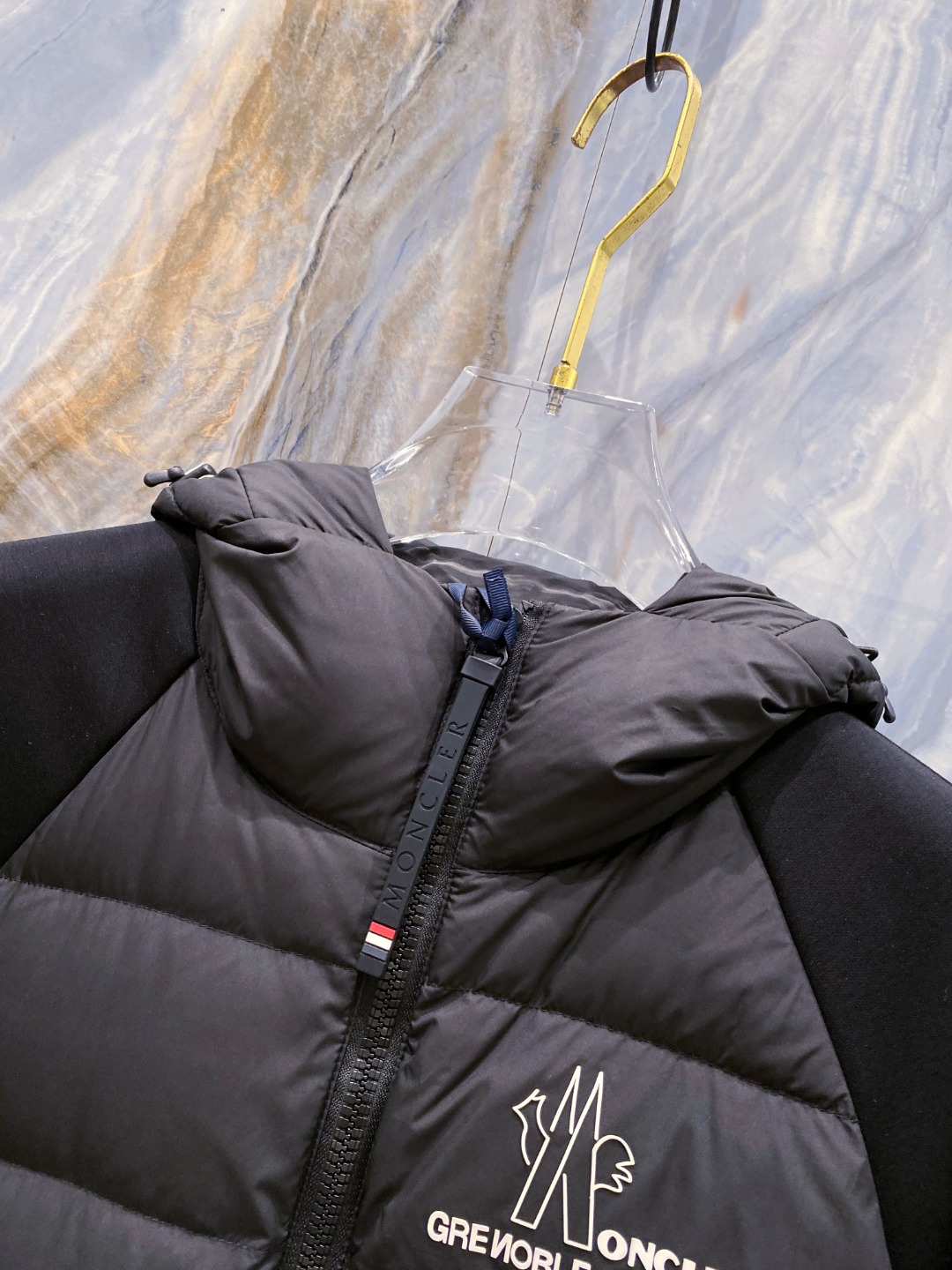 Moncler 蒙口 FW2025新款连帽拼羽绒夹克外套。经典款，一件难求。采用原版定制面料，正身充90