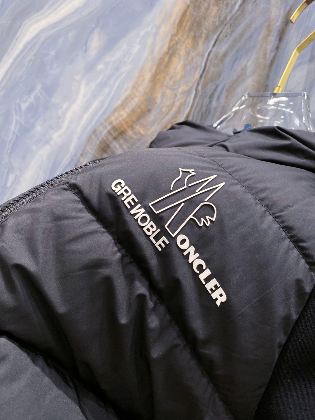 Moncler 蒙口 FW2025新款连帽拼羽绒夹克外套。经典款，一件难求。采用原版定制面料，正身充90