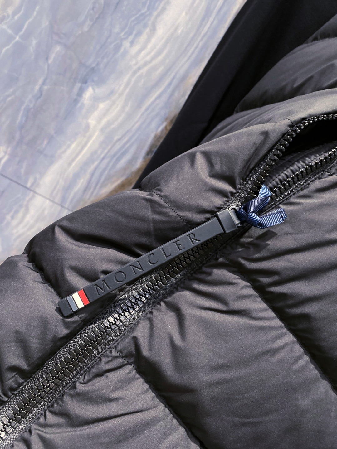 Moncler 蒙口 FW2025新款连帽拼羽绒夹克外套。经典款，一件难求。采用原版定制面料，正身充90