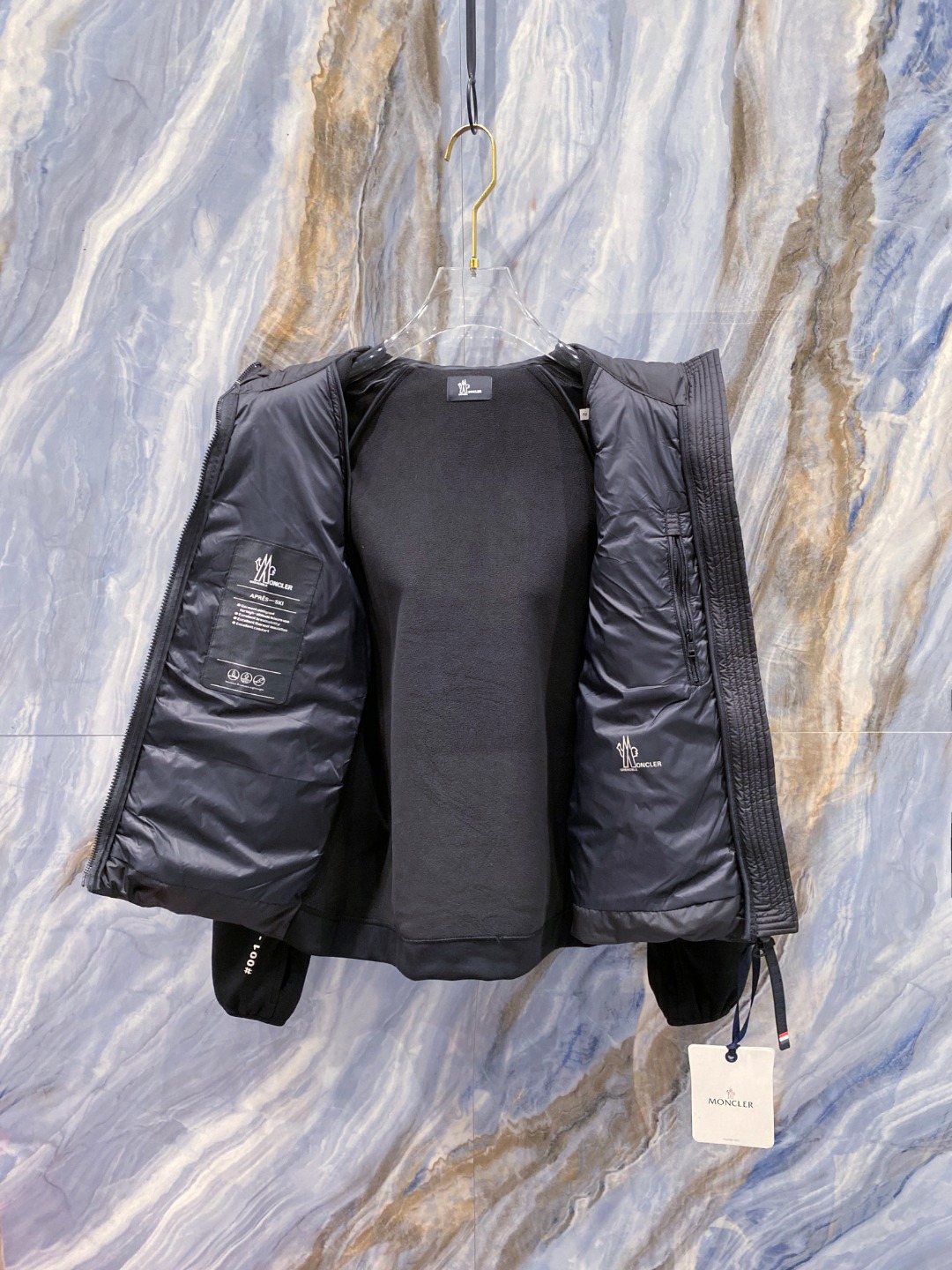 Moncler 蒙口 FW2025新款连帽拼羽绒夹克外套。经典款，一件难求。采用原版定制面料，正身充90