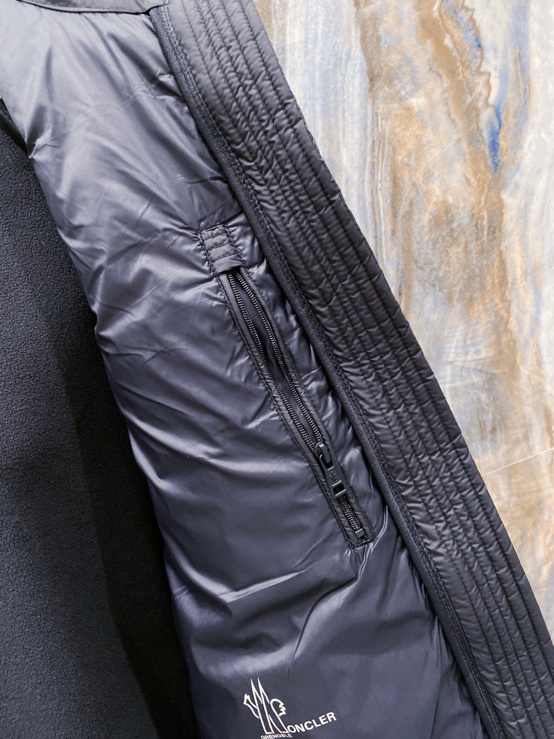 Moncler 蒙口 FW2025新款连帽拼羽绒夹克外套。经典款，一件难求。采用原版定制面料，正身充90