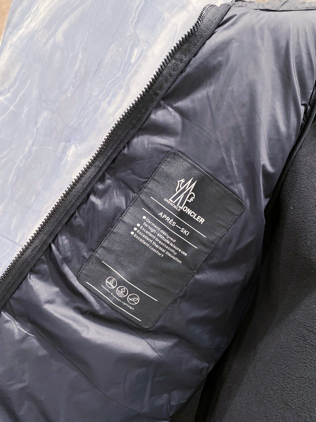 Moncler 蒙口 FW2025新款连帽拼羽绒夹克外套。经典款，一件难求。采用原版定制面料，正身充90