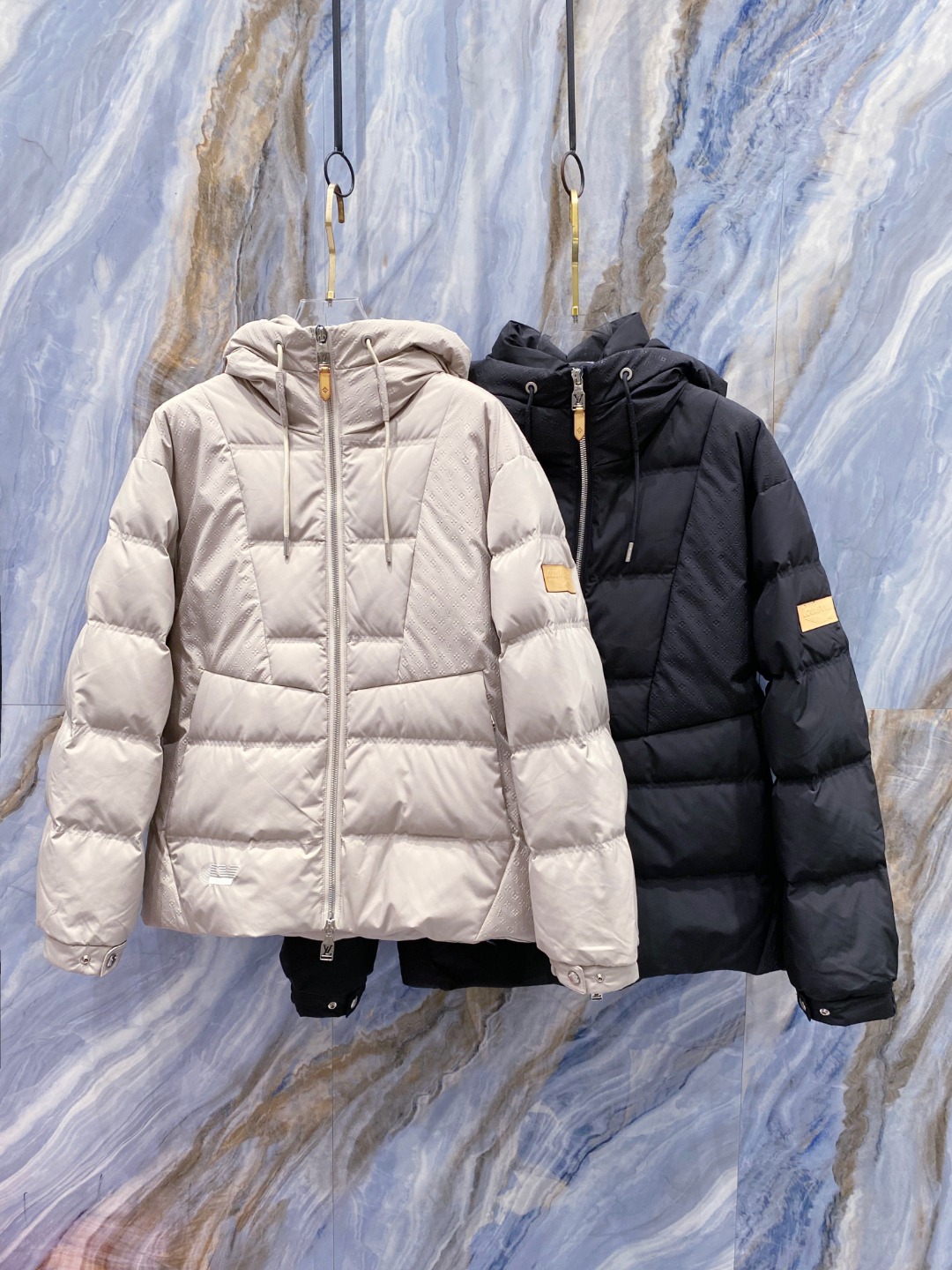 LOUIS*VUITTON 路易威登 FW2025秋冬新款羽绒服，Lv徽标压花钢印老花拼接连帽璀璨登场，