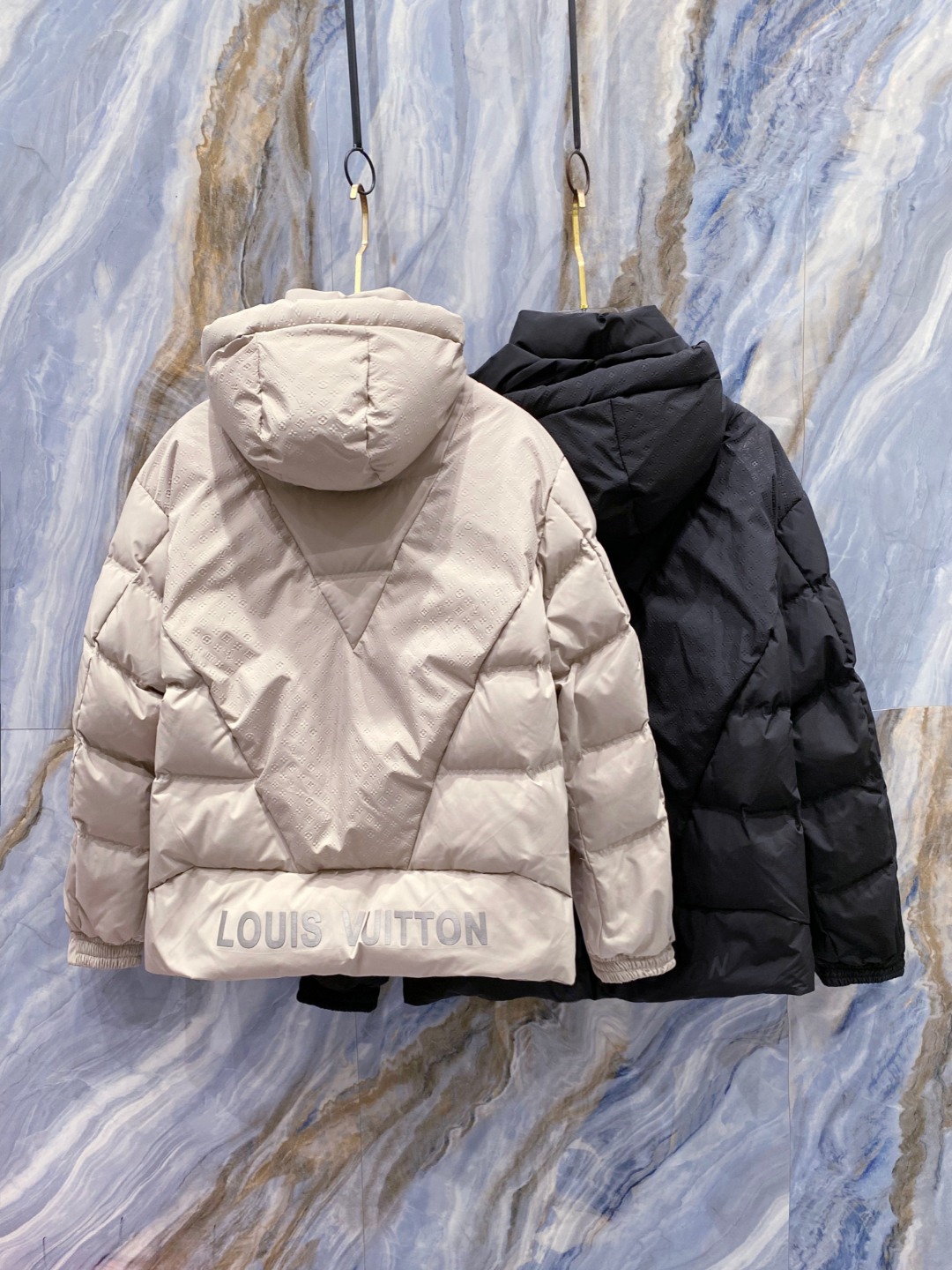 LOUIS*VUITTON 路易威登 FW2025秋冬新款羽绒服，Lv徽标压花钢印老花拼接连帽璀璨登场，