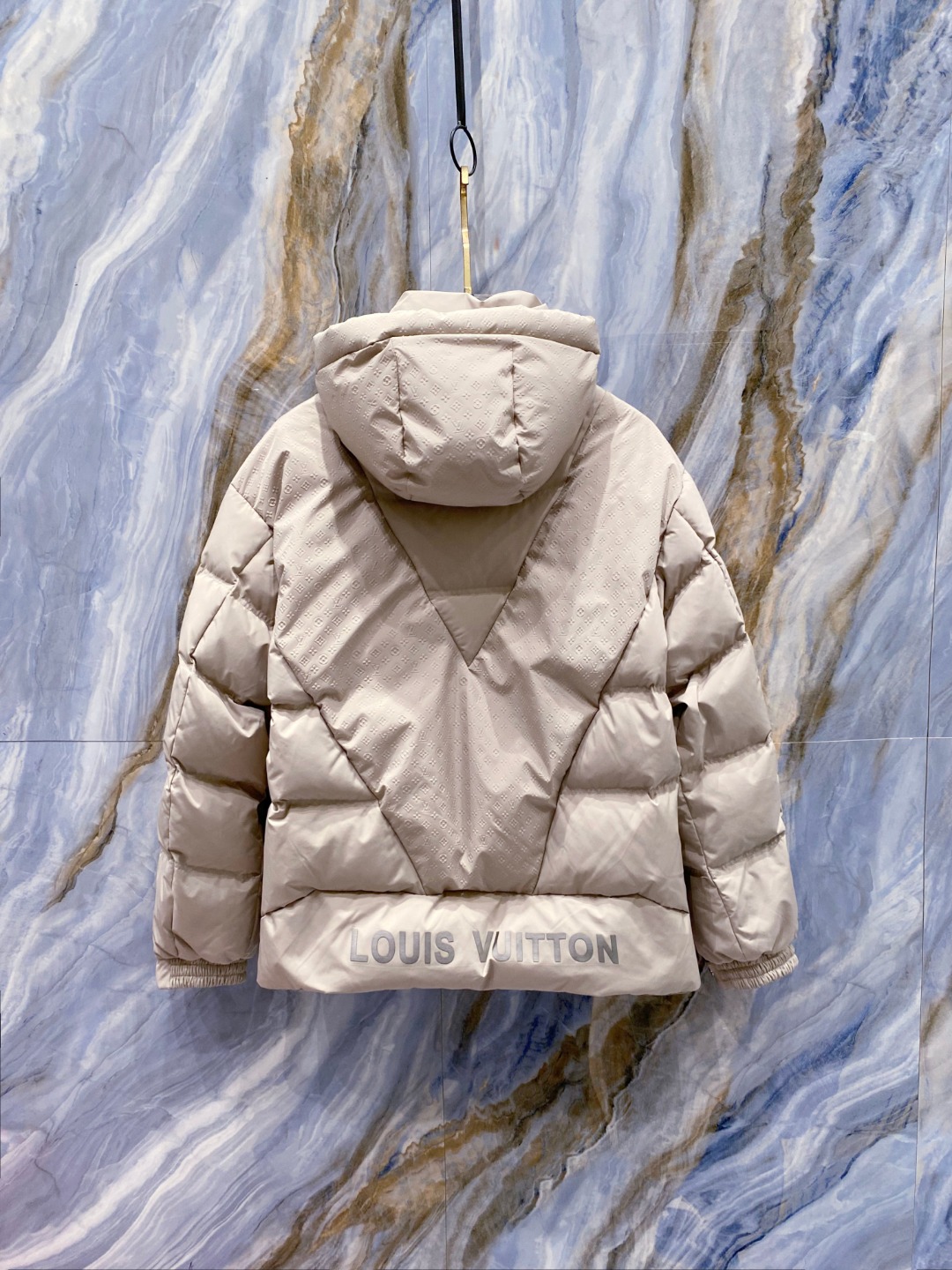 LOUIS*VUITTON 路易威登 FW2025秋冬新款羽绒服，Lv徽标压花钢印老花拼接连帽璀璨登场，