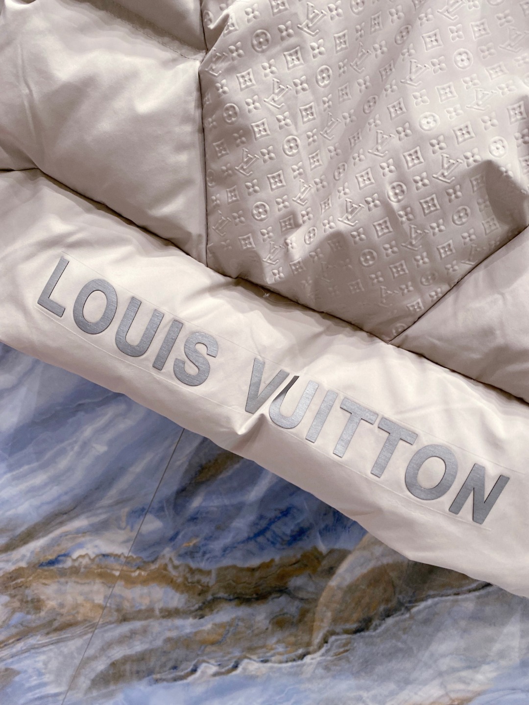 LOUIS*VUITTON 路易威登 FW2025秋冬新款羽绒服，Lv徽标压花钢印老花拼接连帽璀璨登场，