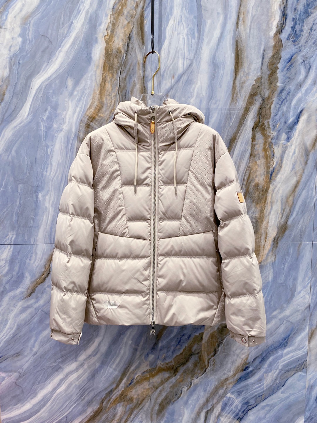 LOUIS*VUITTON 路易威登 FW2025秋冬新款羽绒服，Lv徽标压花钢印老花拼接连帽璀璨登场，