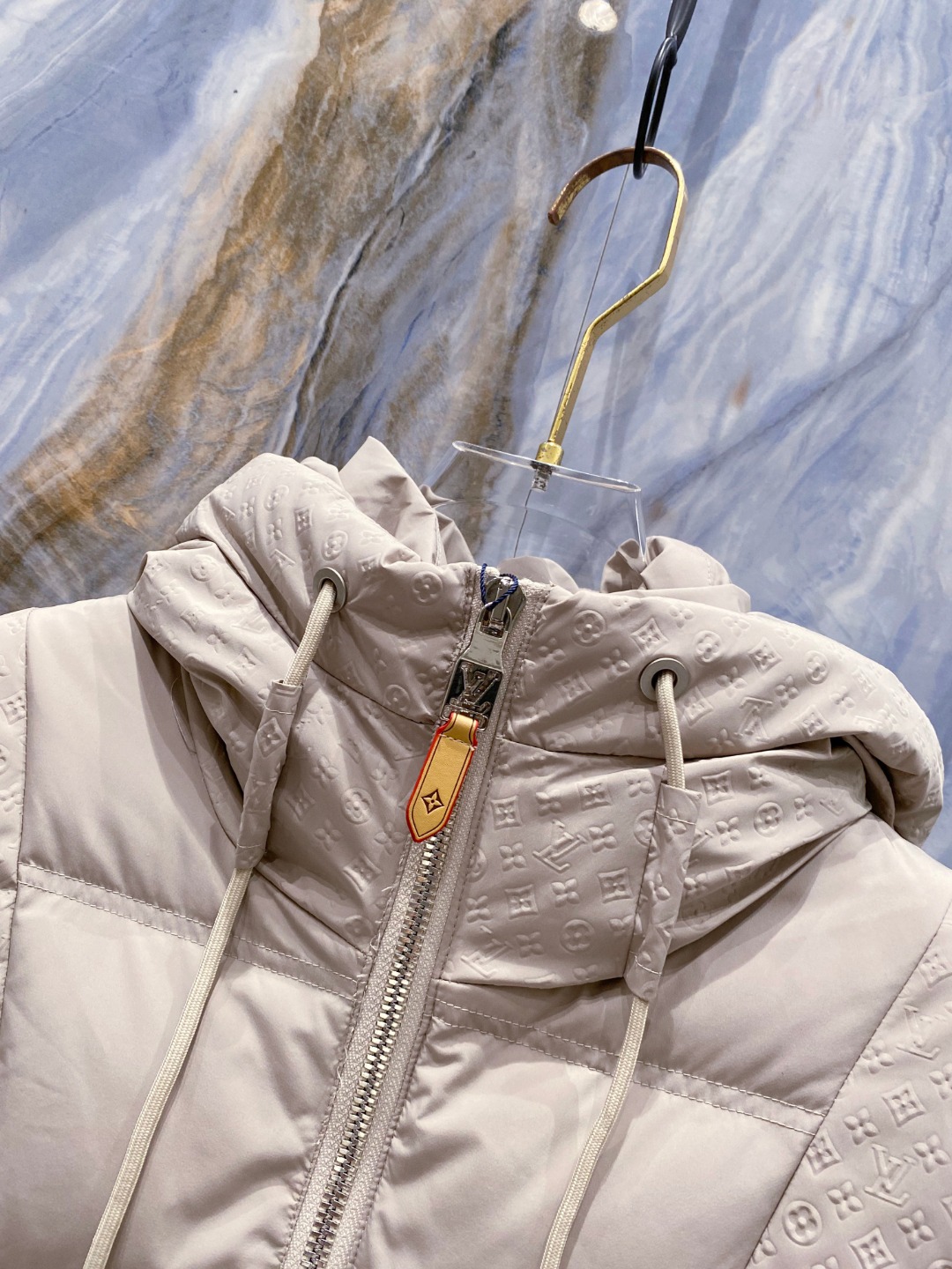 LOUIS*VUITTON 路易威登 FW2025秋冬新款羽绒服，Lv徽标压花钢印老花拼接连帽璀璨登场，