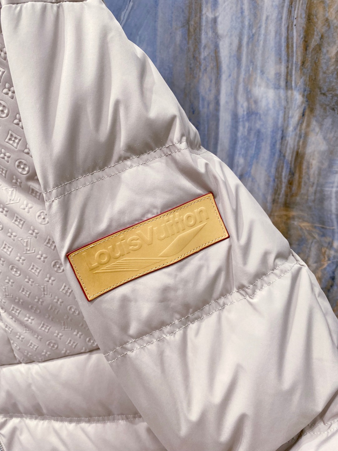 LOUIS*VUITTON 路易威登 FW2025秋冬新款羽绒服，Lv徽标压花钢印老花拼接连帽璀璨登场，