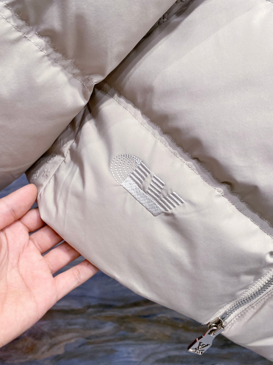 LOUIS*VUITTON 路易威登 FW2025秋冬新款羽绒服，Lv徽标压花钢印老花拼接连帽璀璨登场，