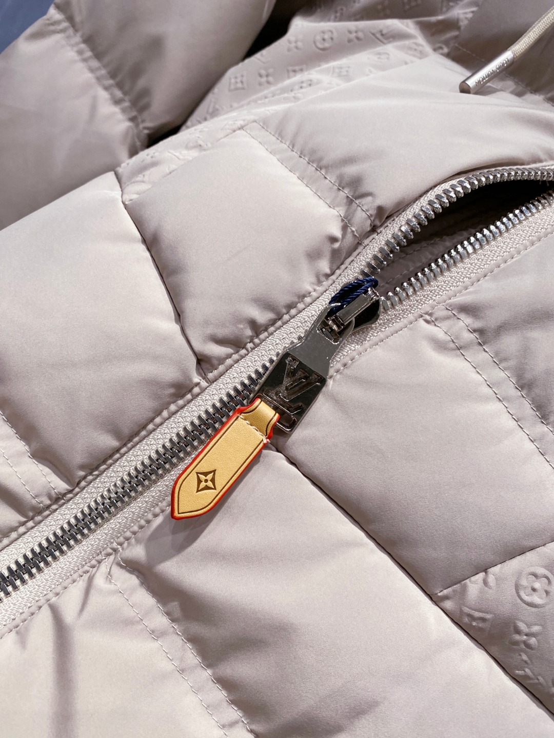 LOUIS*VUITTON 路易威登 FW2025秋冬新款羽绒服，Lv徽标压花钢印老花拼接连帽璀璨登场，