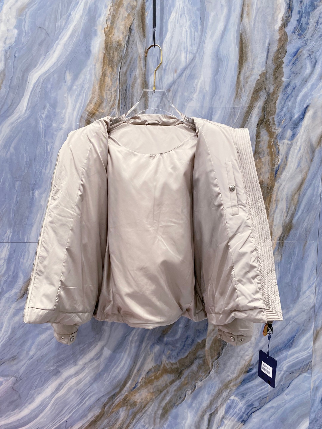 LOUIS*VUITTON 路易威登 FW2025秋冬新款羽绒服，Lv徽标压花钢印老花拼接连帽璀璨登场，