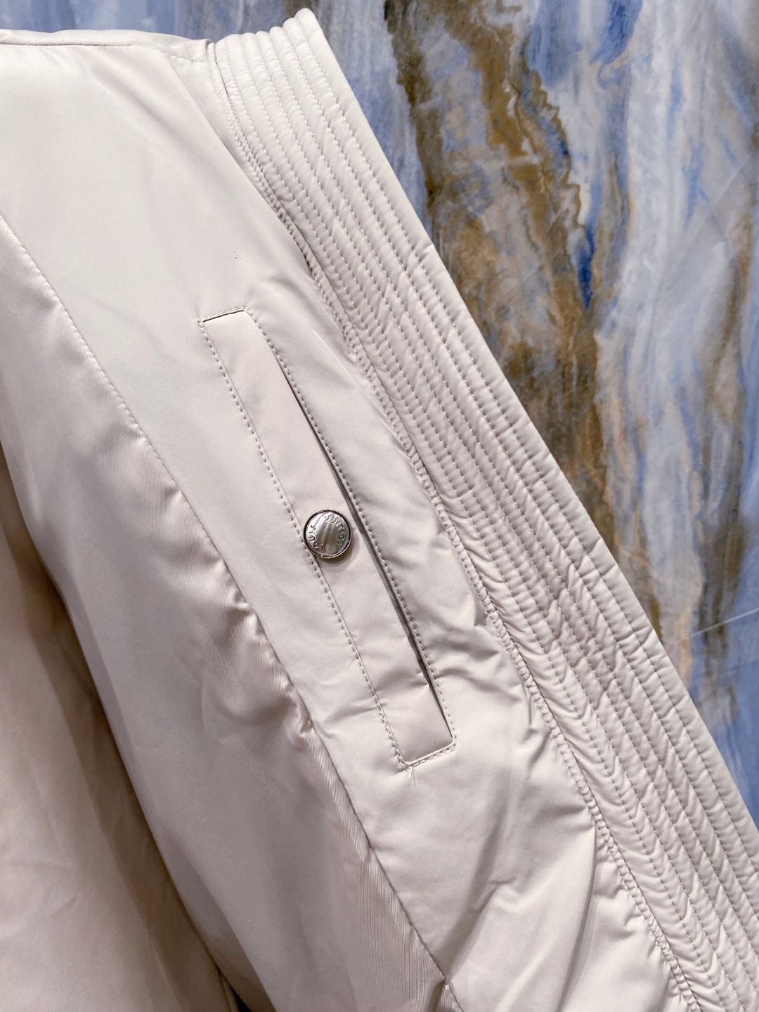 LOUIS*VUITTON 路易威登 FW2025秋冬新款羽绒服，Lv徽标压花钢印老花拼接连帽璀璨登场，