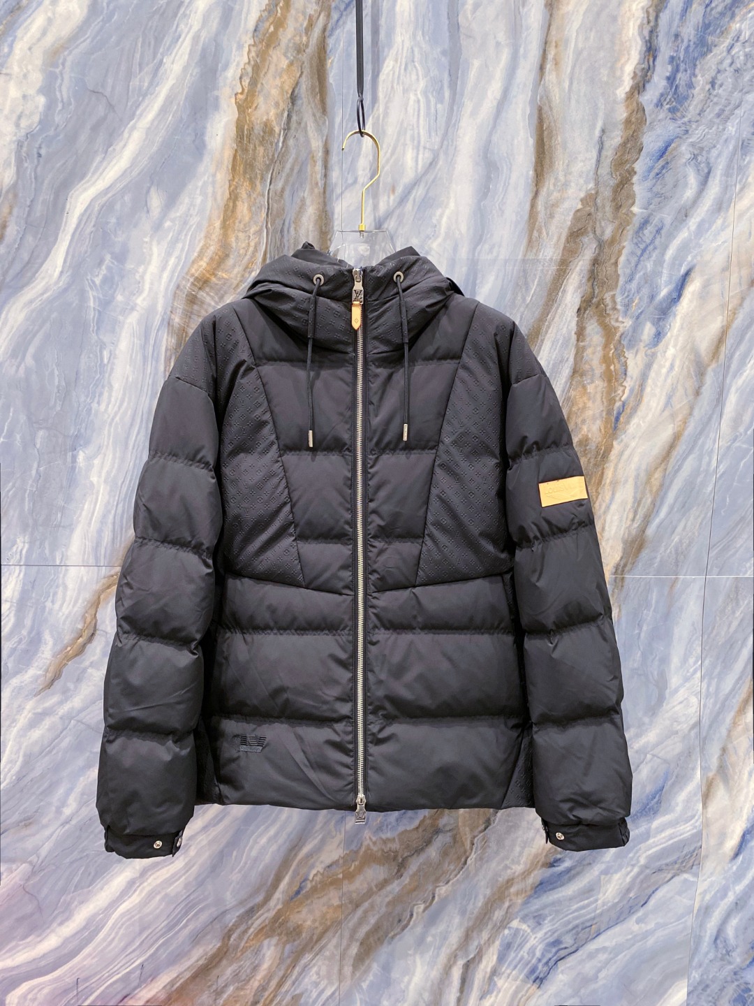 LOUIS*VUITTON 路易威登 FW2025秋冬新款羽绒服，Lv徽标压花钢印老花拼接连帽璀璨登场，