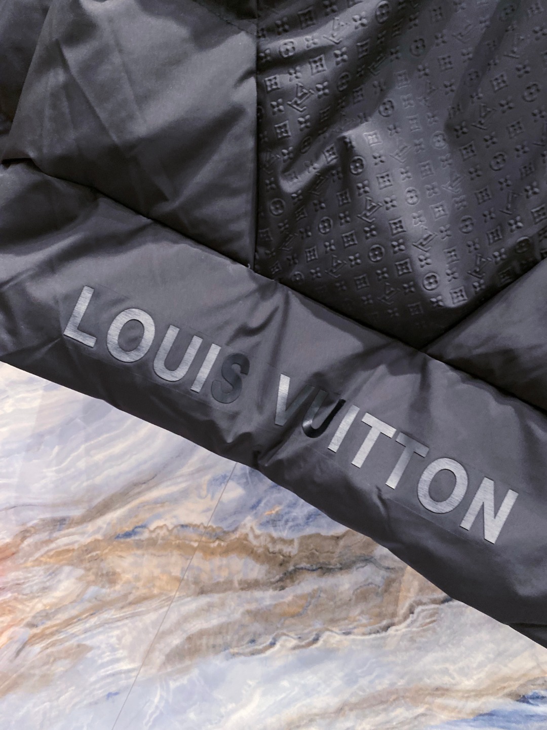 LOUIS*VUITTON 路易威登 FW2025秋冬新款羽绒服，Lv徽标压花钢印老花拼接连帽璀璨登场，