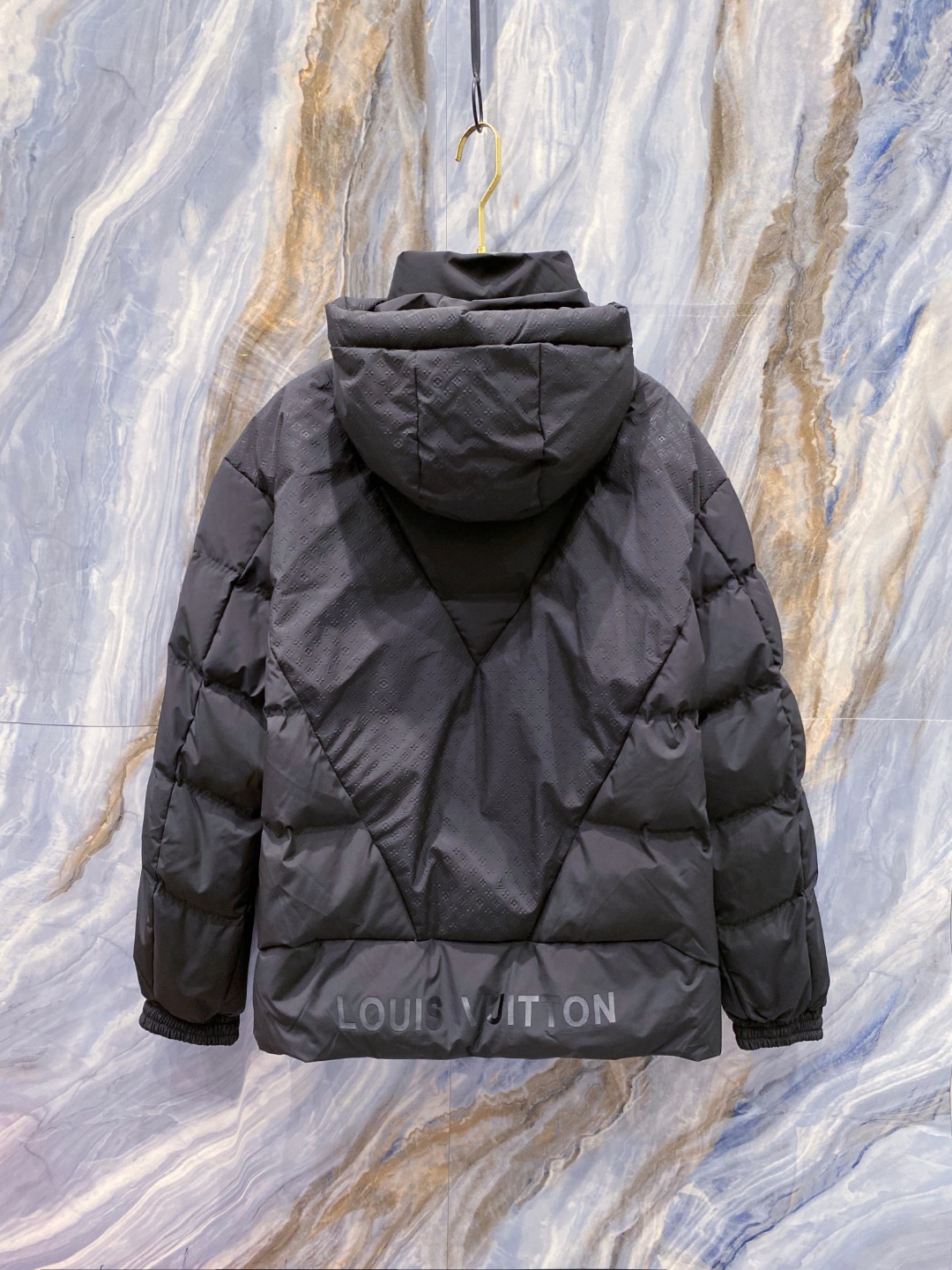 LOUIS*VUITTON 路易威登 FW2025秋冬新款羽绒服，Lv徽标压花钢印老花拼接连帽璀璨登场，