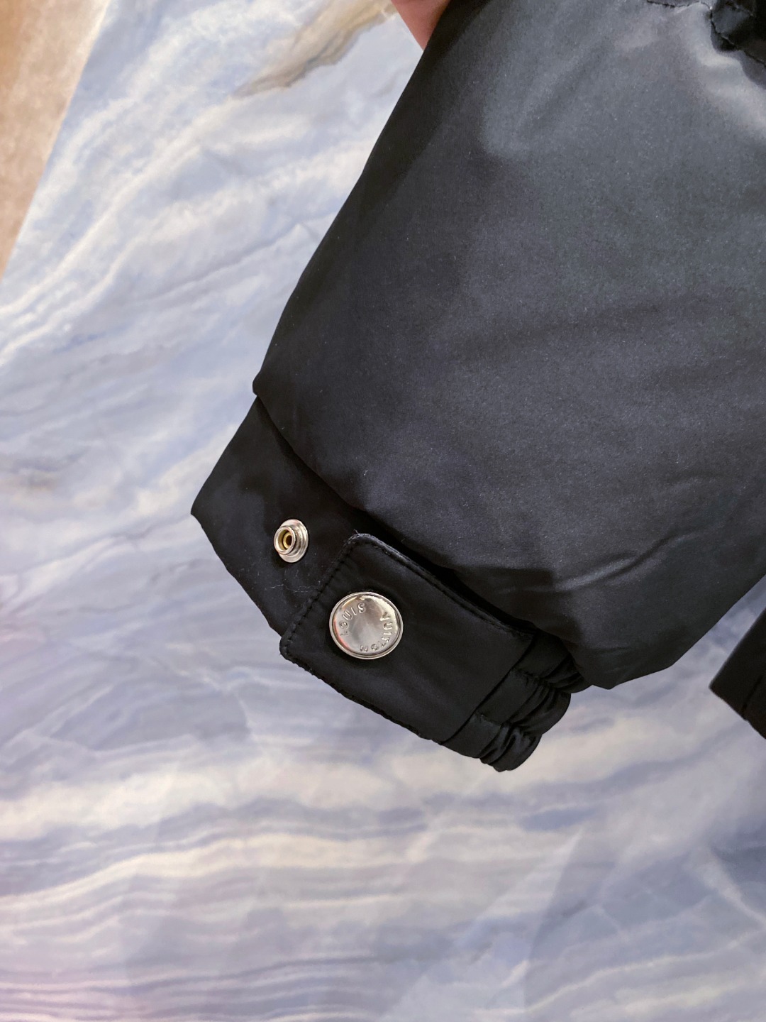 LOUIS*VUITTON 路易威登 FW2025秋冬新款羽绒服，Lv徽标压花钢印老花拼接连帽璀璨登场，