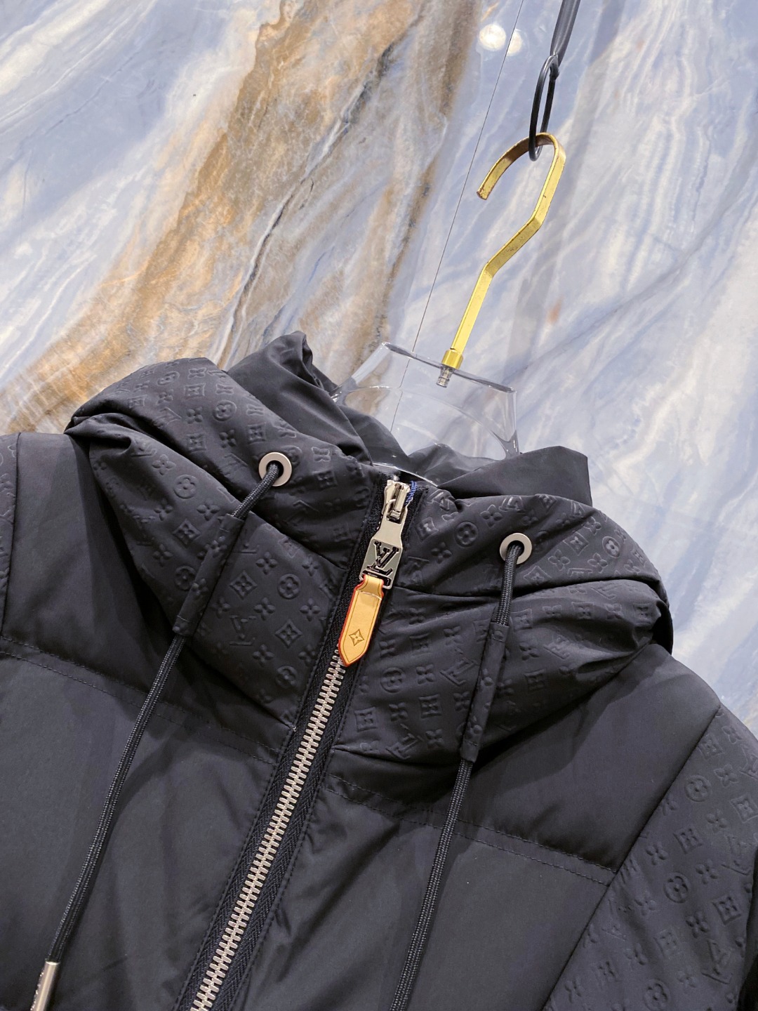 LOUIS*VUITTON 路易威登 FW2025秋冬新款羽绒服，Lv徽标压花钢印老花拼接连帽璀璨登场，