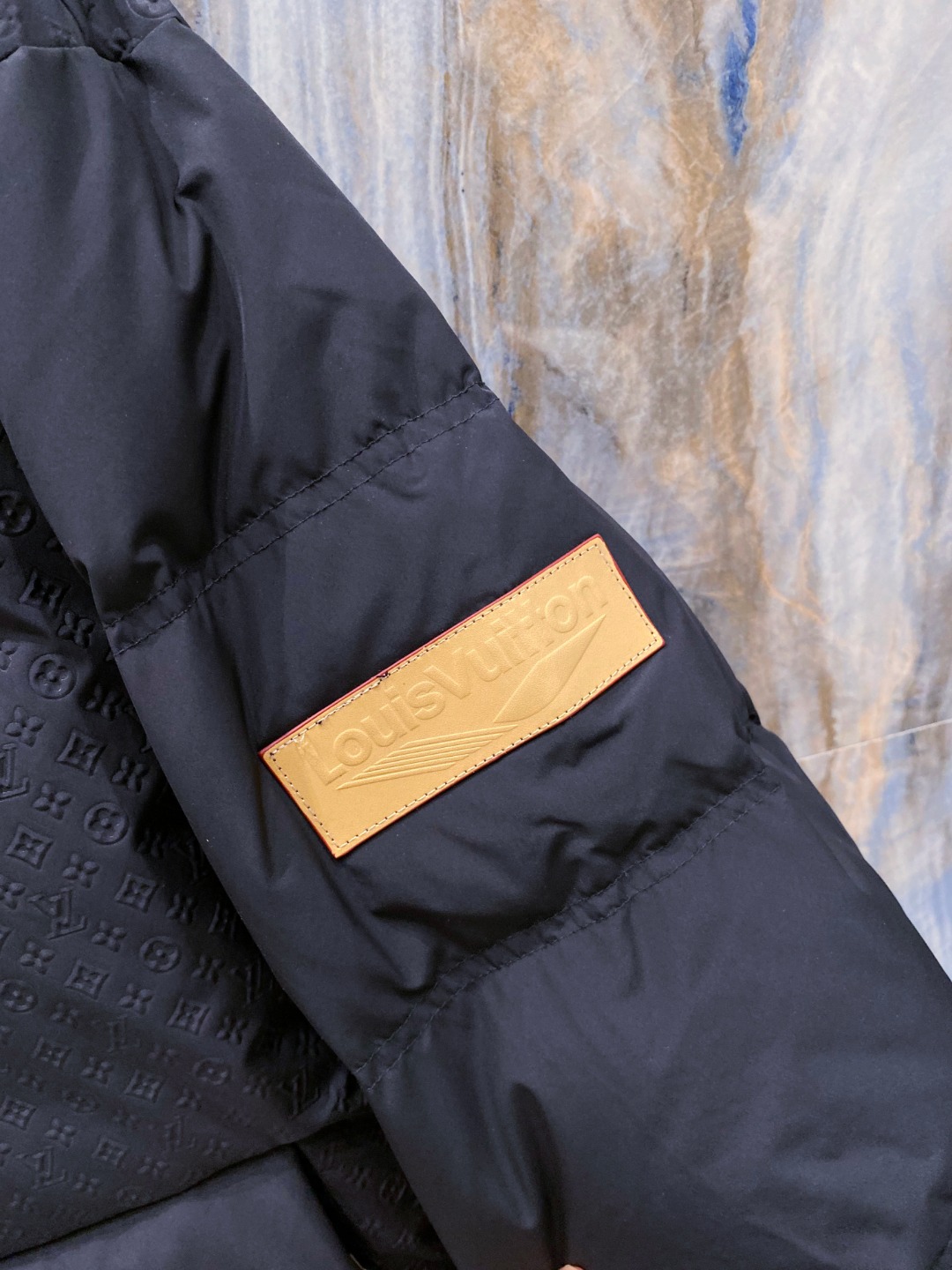 LOUIS*VUITTON 路易威登 FW2025秋冬新款羽绒服，Lv徽标压花钢印老花拼接连帽璀璨登场，