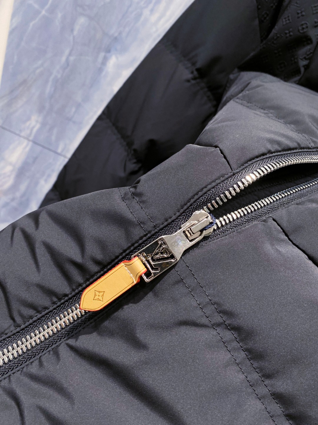 LOUIS*VUITTON 路易威登 FW2025秋冬新款羽绒服，Lv徽标压花钢印老花拼接连帽璀璨登场，