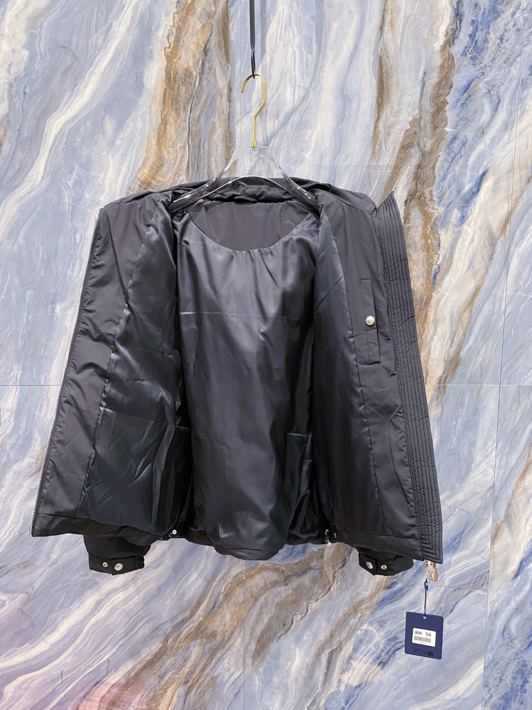 LOUIS*VUITTON 路易威登 FW2025秋冬新款羽绒服，Lv徽标压花钢印老花拼接连帽璀璨登场，