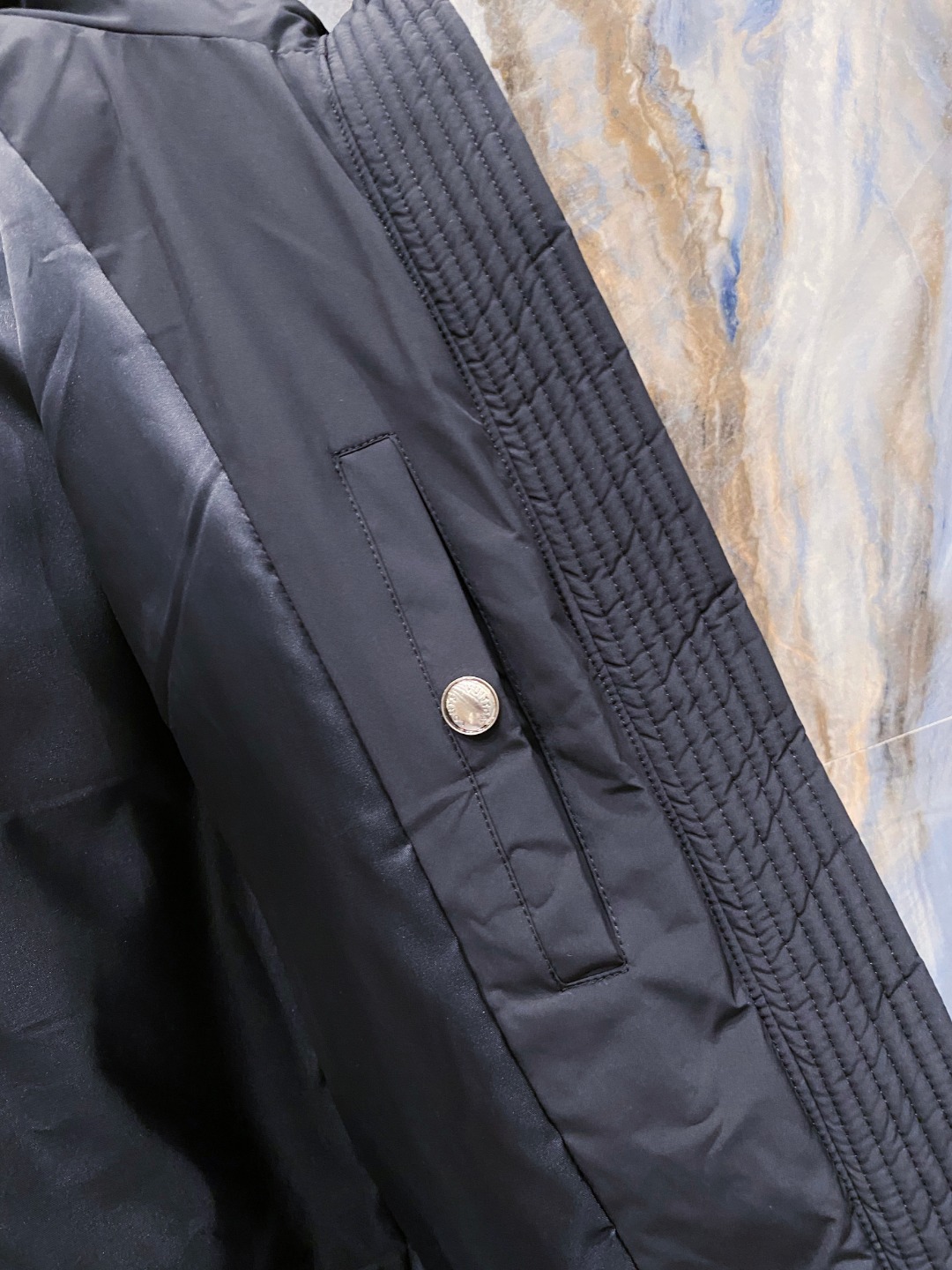 LOUIS*VUITTON 路易威登 FW2025秋冬新款羽绒服，Lv徽标压花钢印老花拼接连帽璀璨登场，