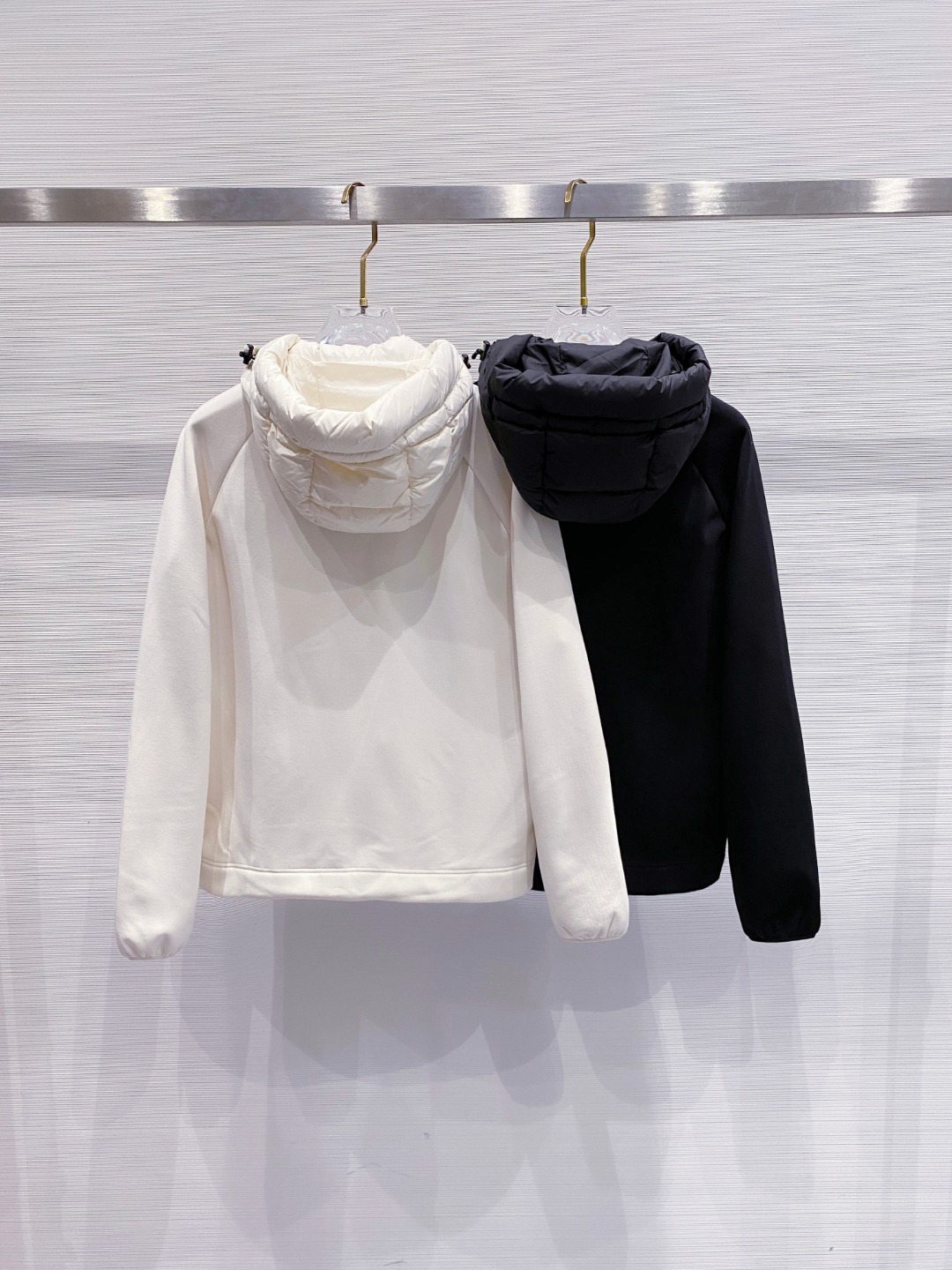 Moncler 蒙口 FW2025新款连帽拼羽绒夹克外套。经典款，一件难求。采用原版定制面料，正身充90