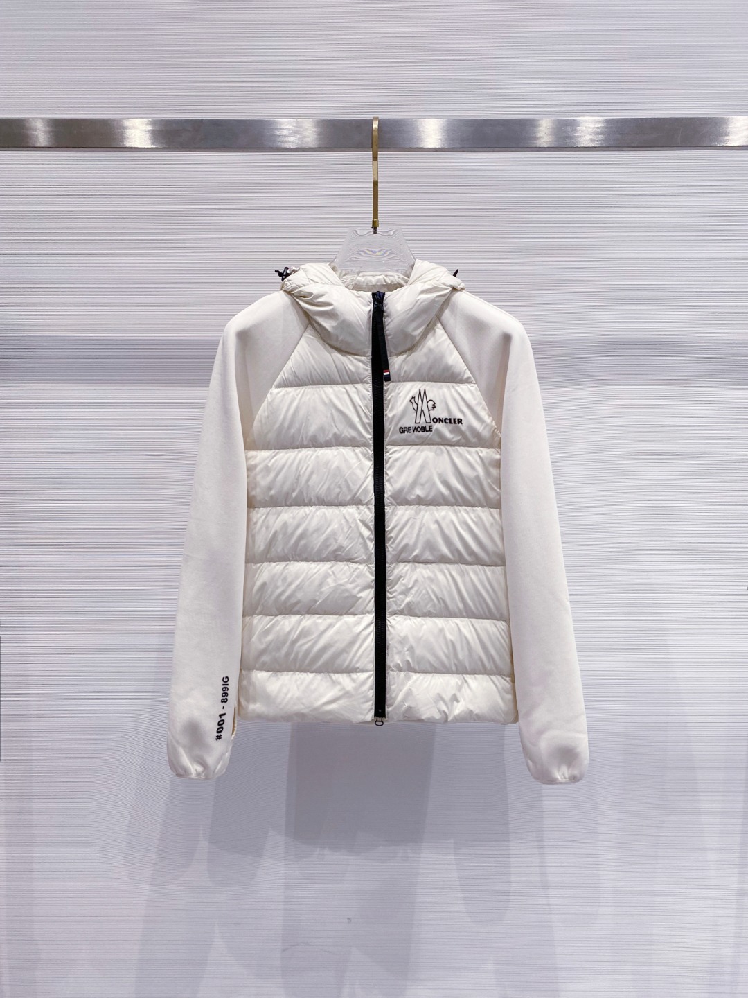 Moncler 蒙口 FW2025新款连帽拼羽绒夹克外套。经典款，一件难求。采用原版定制面料，正身充90