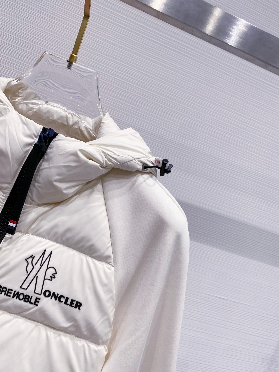 Moncler 蒙口 FW2025新款连帽拼羽绒夹克外套。经典款，一件难求。采用原版定制面料，正身充90